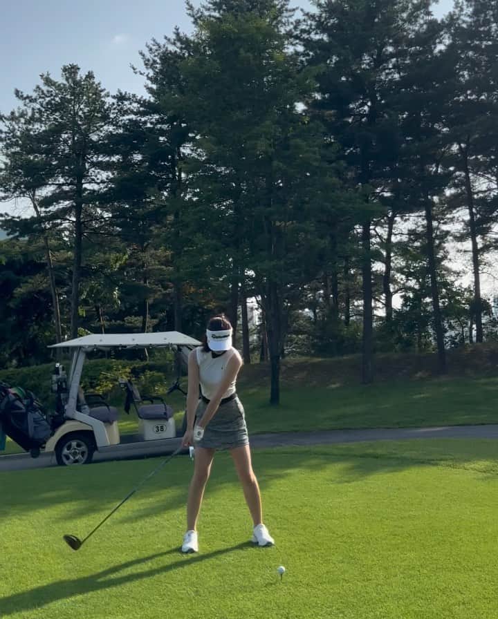 のインスタグラム：「나 쫌 멋있었나봐여...🤭 (오늘 아니고 2개월 전인거 안비밀...😂)  #골프 #필드 #골프레슨 #golf #팀테일러메이드 #테일러메이드 #테일러메이드어패럴 #teamtaylormade #코드케이오스22 #아디다스골프 #골프다이제스트 #강남골프레슨 #개인골프레슨 #운동하는여자 #골프치는여자 #인스타골프 #골프스타그램 #일상 #데일리 #좋아요 #골프환자 #골프스윙 #굿샷  #골프패션 #골프스타그램 #운동 #셀피 #프로골퍼 #golf #golfer #ゴルフ #高尔夫球」