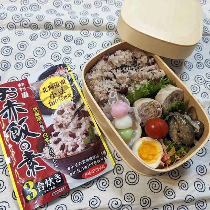 井村屋株式会社さんのインスタグラム写真 - (井村屋株式会社Instagram)「#お赤飯の素 を使ってお赤飯のお弁当を作ってくださったお客様の投稿を一部抜粋してご紹介します🥰✨ 皆様、素敵な投稿をありがとうございます！  【1、2枚目 @yumikohappylife さん  見た目も華やか！ ちょっとお疲れ気味の金曜日は「ハレの日感」のあるお赤飯で『自分応援弁当』 ︎ @imuraya_dm  あずきバーや肉まんあんまんで有名な「井村屋」さんのお赤飯の素。 お赤飯って1から作ると小豆の下拵えなど手間がかかりますが、 これを使えば普段ご飯を炊くのと同じように簡単にお赤飯が作れるよ！  今回はストックのもち米があったので、もち米と白米を2:1で炊いたら適度にもちもち🎶 北海道産小豆がいっぱい入っていて小豆自体がとっても美味。  さ、午後ももう一仕事頑張るか〜💦💦  【3、4枚目】 @yuka9y さん  『応援弁当』 子供と一緒に大会で食べる応援弁当つくりました！  お弁当の主役は、『お赤飯』 ●そら豆とエリンギのたまご炒め ●蓮根きんぴら  お弁当を食べて元気が出るように栄養や彩りを考えて子供と一緒につくりました。 試合には子供を連れていけないので、一緒に作ったお弁当をみて午後も頑張るパワーをもらいました！ 同じお弁当を別々の場所だけど、一緒に食べてるみたいなので、お弁当を通してつなぐ家族時間も大切な時間です。  【5、6枚目】 @shirukuta さん  北海道産小豆100パーセント使用✨⁡ ⁡お豆がベチャッとならず食感が残ってて、ほんのり塩味でお昼にお弁当で食べる時もすごく美味しかったよ😋⁡ ⁡⁡ ⁡おにぎりにしても華やかになりそう🌸⁡ ⁡小豆の食物繊維やポリフェノールも手軽に取れるから栄養価もアップ ︎⁡ ⁡⁡ ⁡ちょうど長男のテストスタートの日👍⁡ テストに備えて⁡お赤飯でゲン担ぎ💪(' ▽ ')ﾊﾟﾜｰ⁡ ⁡⁡ ⁡手間いらずで超簡単に炊けたのでこれはリピートしたい👏⁡  【7、8枚目】 @yukano0905 さん  お赤飯のお弁当って華やかになるね😊🍱♥️  来年の2月に長女の中学受験を控えています😌 毎日夜遅くまで塾で頑張る長女にお弁当でエール🍱  本人が行きたい中学があり挑む中学受験👍 とはいえ、学校が終わったあと、夜遅くまで毎日塾はさすがに大変そう😢  テストの結果がなかなか伸びない時は、お赤飯を食べてゲン担ぎ✏️✨  ーーーーーーーーー  白米と一緒に炊飯器で炊くだけで、おいしい鮮やかなお赤飯を作れる #お赤飯の素 は、スーパーマーケットなどの一般小売店の他、井村屋ウェブショップでもお取り扱いがございます。  ------------------------------------- ◆リグラムについて◆ こちらのアカウントで井村屋商品のお写真や、 商品をアレンジしていただいたお写真を 紹介させていただきます。 ぜひ #井村屋 をつけて投稿してください♪ ★事前にお声がけさせていただきます！ -------------------------------------  #井村屋 #imuraya #公式 #repost #regram #pr #お赤飯の素 #お赤飯 #お弁当」8月21日 11時47分 - imuraya_dm