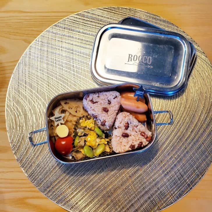 井村屋株式会社さんのインスタグラム写真 - (井村屋株式会社Instagram)「#お赤飯の素 を使ってお赤飯のお弁当を作ってくださったお客様の投稿を一部抜粋してご紹介します🥰✨ 皆様、素敵な投稿をありがとうございます！  【1、2枚目 @yumikohappylife さん  見た目も華やか！ ちょっとお疲れ気味の金曜日は「ハレの日感」のあるお赤飯で『自分応援弁当』 ︎ @imuraya_dm  あずきバーや肉まんあんまんで有名な「井村屋」さんのお赤飯の素。 お赤飯って1から作ると小豆の下拵えなど手間がかかりますが、 これを使えば普段ご飯を炊くのと同じように簡単にお赤飯が作れるよ！  今回はストックのもち米があったので、もち米と白米を2:1で炊いたら適度にもちもち🎶 北海道産小豆がいっぱい入っていて小豆自体がとっても美味。  さ、午後ももう一仕事頑張るか〜💦💦  【3、4枚目】 @yuka9y さん  『応援弁当』 子供と一緒に大会で食べる応援弁当つくりました！  お弁当の主役は、『お赤飯』 ●そら豆とエリンギのたまご炒め ●蓮根きんぴら  お弁当を食べて元気が出るように栄養や彩りを考えて子供と一緒につくりました。 試合には子供を連れていけないので、一緒に作ったお弁当をみて午後も頑張るパワーをもらいました！ 同じお弁当を別々の場所だけど、一緒に食べてるみたいなので、お弁当を通してつなぐ家族時間も大切な時間です。  【5、6枚目】 @shirukuta さん  北海道産小豆100パーセント使用✨⁡ ⁡お豆がベチャッとならず食感が残ってて、ほんのり塩味でお昼にお弁当で食べる時もすごく美味しかったよ😋⁡ ⁡⁡ ⁡おにぎりにしても華やかになりそう🌸⁡ ⁡小豆の食物繊維やポリフェノールも手軽に取れるから栄養価もアップ ︎⁡ ⁡⁡ ⁡ちょうど長男のテストスタートの日👍⁡ テストに備えて⁡お赤飯でゲン担ぎ💪(' ▽ ')ﾊﾟﾜｰ⁡ ⁡⁡ ⁡手間いらずで超簡単に炊けたのでこれはリピートしたい👏⁡  【7、8枚目】 @yukano0905 さん  お赤飯のお弁当って華やかになるね😊🍱♥️  来年の2月に長女の中学受験を控えています😌 毎日夜遅くまで塾で頑張る長女にお弁当でエール🍱  本人が行きたい中学があり挑む中学受験👍 とはいえ、学校が終わったあと、夜遅くまで毎日塾はさすがに大変そう😢  テストの結果がなかなか伸びない時は、お赤飯を食べてゲン担ぎ✏️✨  ーーーーーーーーー  白米と一緒に炊飯器で炊くだけで、おいしい鮮やかなお赤飯を作れる #お赤飯の素 は、スーパーマーケットなどの一般小売店の他、井村屋ウェブショップでもお取り扱いがございます。  ------------------------------------- ◆リグラムについて◆ こちらのアカウントで井村屋商品のお写真や、 商品をアレンジしていただいたお写真を 紹介させていただきます。 ぜひ #井村屋 をつけて投稿してください♪ ★事前にお声がけさせていただきます！ -------------------------------------  #井村屋 #imuraya #公式 #repost #regram #pr #お赤飯の素 #お赤飯 #お弁当」8月21日 11時47分 - imuraya_dm