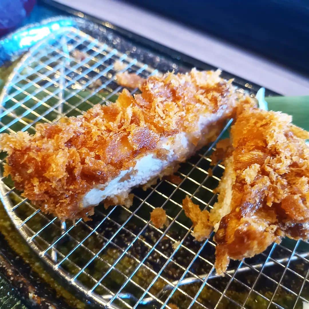 松本隆博のインスタグラム：「。⁡ ⁡⁡⁡ここは宇佐市、金の豚。⁡ ⁡間違いなく日本一のトンカツです⁡ ⁡コスパも日本一。ここより美味い⁡ ⁡トンカツは無い、そぅ思います。⁡ ⁡マジです。マジ豚 金の豚‼️⁡⁡ ⁡⁡⁡そしてなんと 具だくさん豚汁もキャベツも⁡ ⁡ご飯もお代わりし放題⁡(ﾉ˶>ᗜ​<˵)ﾉ⁡ ⁡⁡ ⁡珈琲までフリーでこれは素晴らしい⁡ ⁡絶対、ミシュラン掲載されるべきだ。 ⁡⁡⁡ ⁡٩(๑>∀<๑)۶ ⁡日頃、誰にもゴマをすらない⁡ ⁡人が、ゴマすってます……(笑)⁡ ⁡⁡ 還暦少年 松本隆博⁡ ⁡ ⁡」