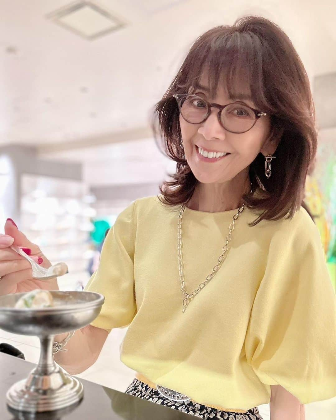 柏木由紀子さんのインスタグラム写真 - (柏木由紀子Instagram)「@isetan_shinjuku  にて、ごきげんの笑顔です😆 伊勢丹の休憩時間にいただく大好きなアフォガードをSNSでご紹介したところ、全国から食べに来られる方がいらっしゃり アイスクリームが欠品してしまうことがあったそうなんです。 お店の方がお話くださるに、アイスクリームを多めに用意するようにされたそう。 とっても美味しいので、人気なのは納得です🍨  #柏木由紀子ファッションクローゼット 好評発売中！ #楽天ブックスファッション部門1位獲得 #発売前重版 #坂本九音楽事務所 #坂本九 #坂本九柏木由紀子 #シニアファッション #シニア世代のファッション番長 #75歳 #70代コーディネート #60代コーディネート #50代コーディネート #柏木マダム #カシワギマダム #由紀子巻き #60代ヘアスタイル」8月21日 11時45分 - yukiko_kashiwagi