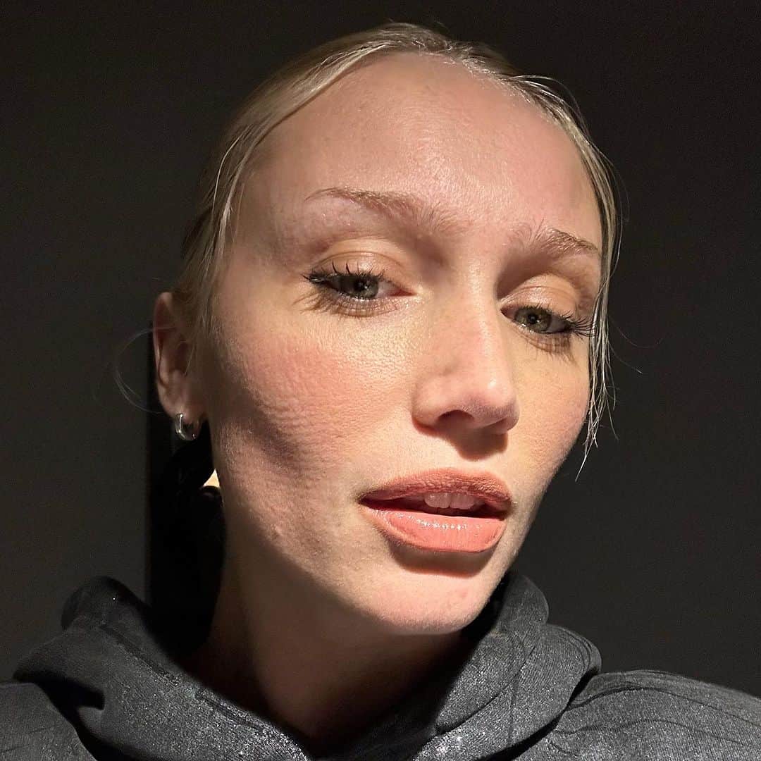 ケイリン・ルッソのインスタグラム：「🎧💿👩🏼‍💻」