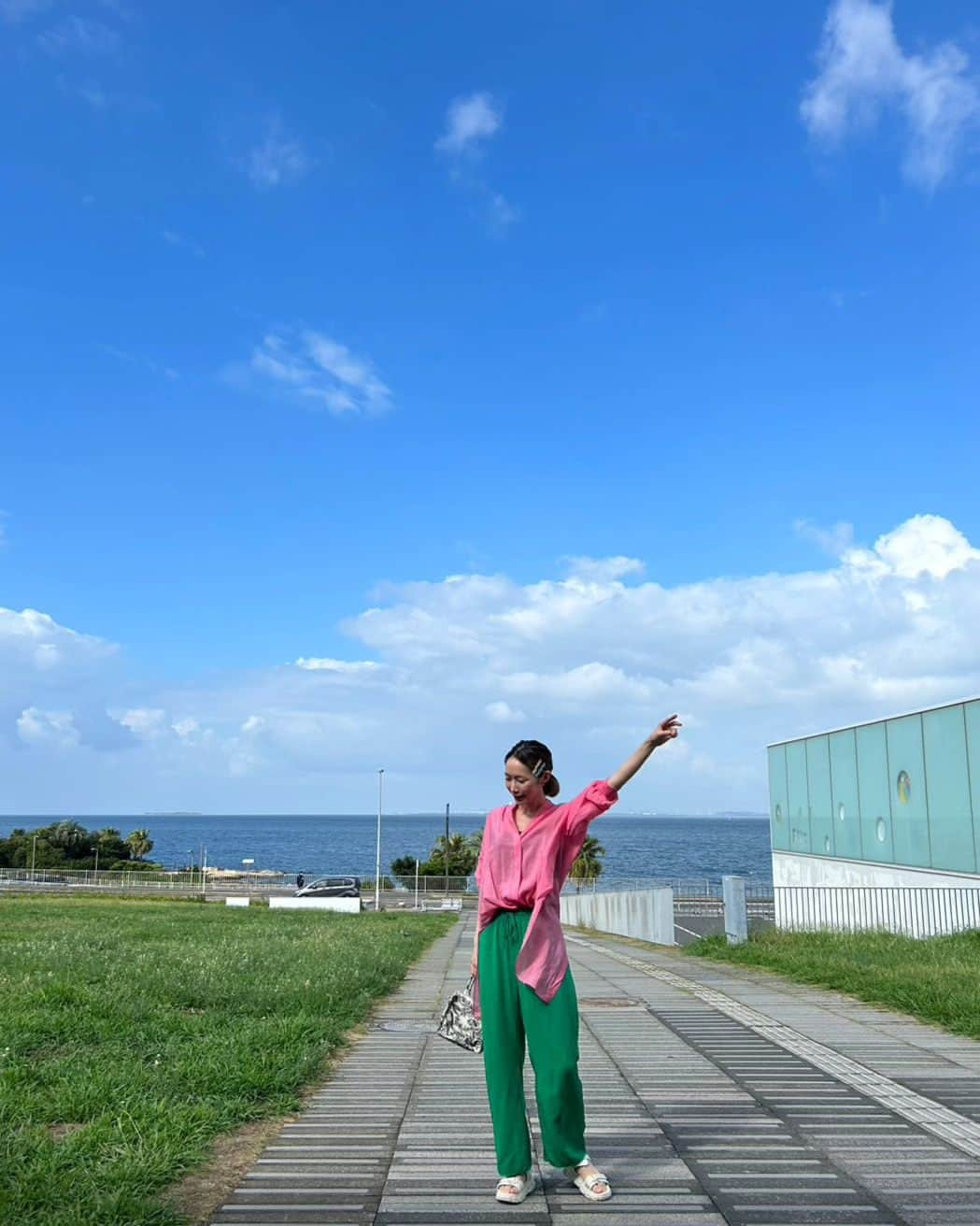 彦坂まなみのインスタグラム：「先週の🦩×🌵 📍横須賀美術館 @yokosuka_moa  せっかくのお休みなのに天気悪いな〜どうしよ〜ってなって行った美術館🌈 雨降らず、青空×海🦸🦸🦸 夏だーーー🦩🦩🦩  @mistcoil さんで買ったピンクのシャツめちゃくちゃかわe❧❧ 名古屋のお店だよん✾✾ 🦩🌵 shirt @mistcoil pants @zara sandal @shein_japan bag @shein_japan   #横須賀 #横須賀美術館 #神奈川  #kanagawa #yokosuka #yokosukajapan #japantravel #yokosuka_museum_of_art #ドライブ #海 #空 #青 #夏コーデ #ぴんく #みどり #ootd #shein #プチプラファッション #プチプラコーデ」