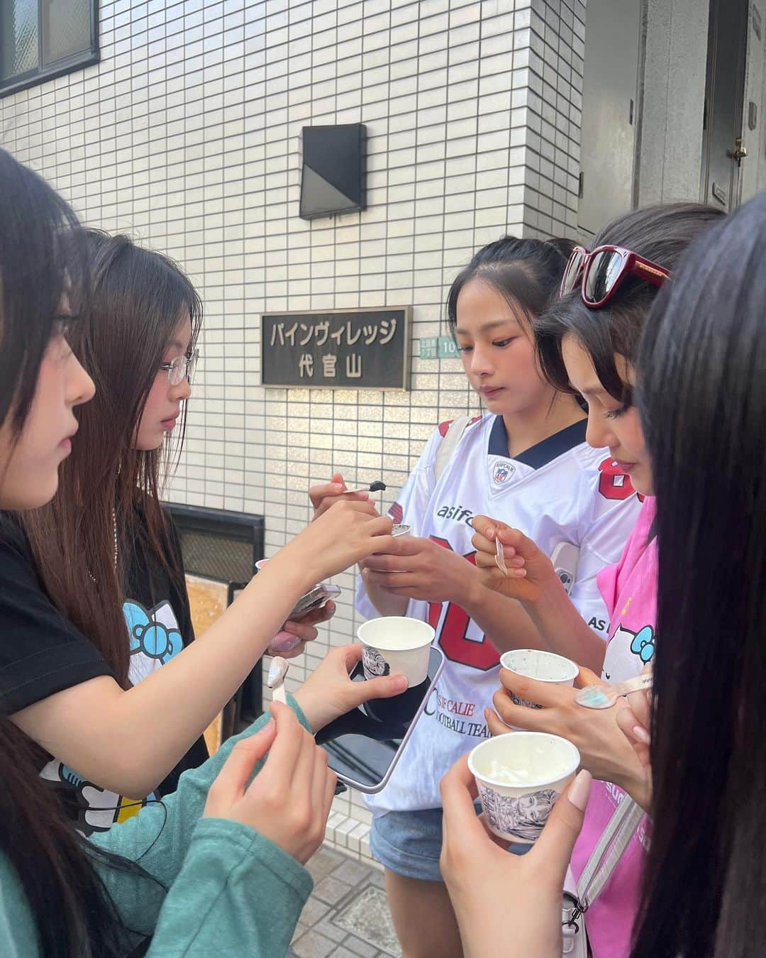 NewJeansさんのインスタグラム写真 - (NewJeansInstagram)「Summer in Tokyo🍨  #NewJeans  #NewJeans_in_Tokyo #Time_to_NewJeans」8月21日 18時00分 - newjeans_official