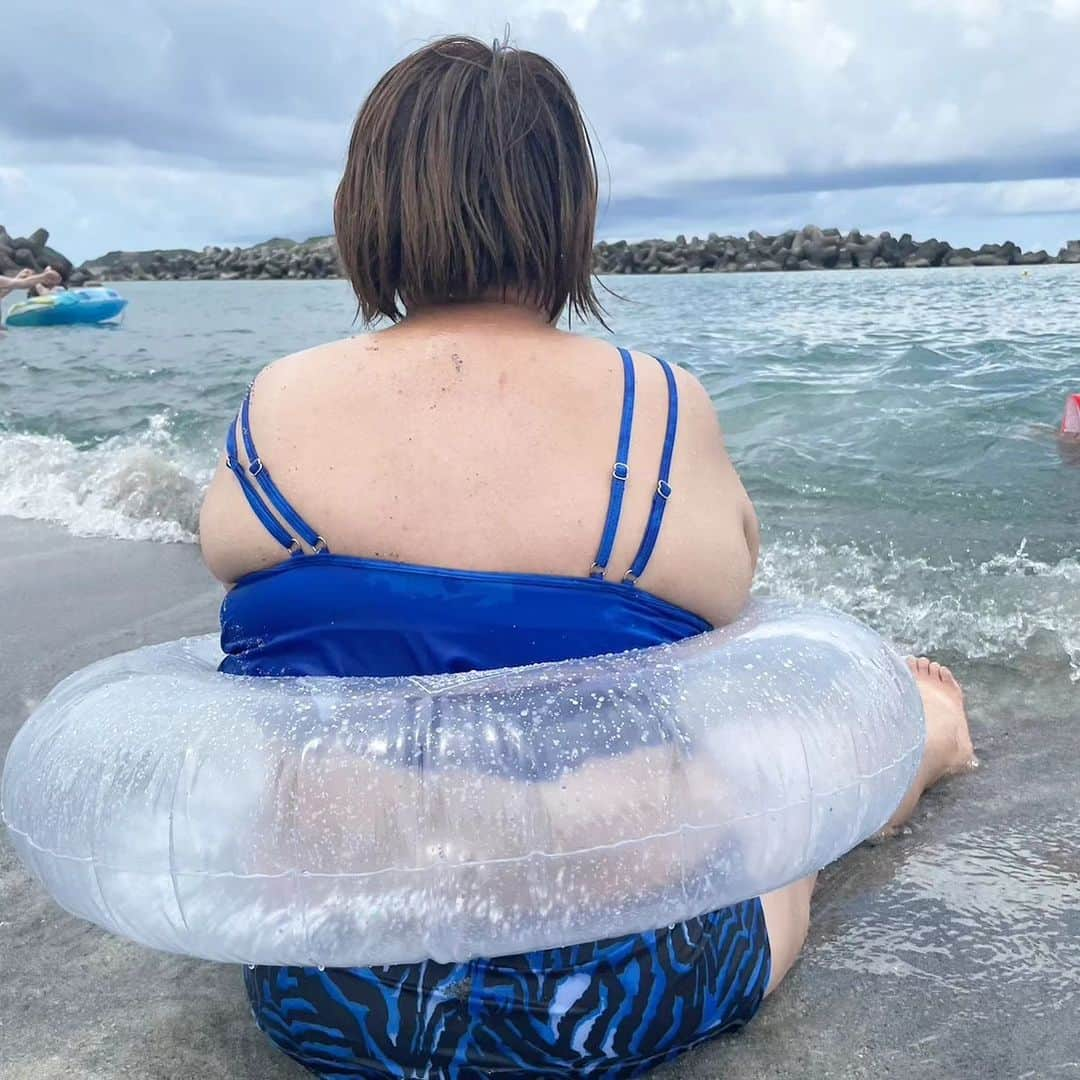 八つ橋てまりのインスタグラム：「夏満喫🌊☀️  何年ぶりに海に入ったかな。  海って、見て楽しむもんだと思ってたから、こーんなに声だして笑って楽しめたのも、誘ってくれたみほみくに感謝✨  そして、この背中。 背中ってさ、なかなか見たり撮ることないから、こうやって見た時に、愛おしく感じた😂  やっぱりわたしは、自分が好き  駄目なとこも好き  40代になってから、考え方変わって、生き方も変わった  嫉妬深かったし、欲深かった。 人に言われた言葉が気になって、生きづらかった。  人は変えられないけど、自分は変われる。  本当に、これ！  きっと、この欲や嫉妬心がなくなって、体重が減ったんじゃないかとも思っている🎵  笑っていたらなんとかなる😁  #てまり論 #歩くパワースポット #海 #40代 #欲 #嫉妬 #人は人自分は自分 #smile #八つ橋てまり #八ツ橋てまり #背中」