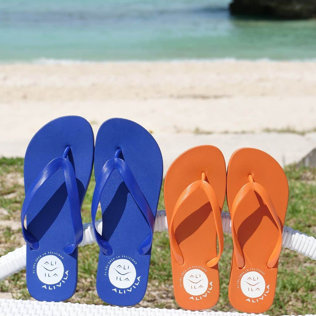 ホテル日航アリビラ 公式Instagramのインスタグラム：「＼🌞夏期間限定のオリジナルビーチサンダル🏖／  アリビラの目の前に広がる白砂のニライビーチを オリジナルビーチサンダルを履いてお散歩はいかがですか。👒  8月と9月に一定のお部屋タイプに限定設置している アリビラらしいカラーのオリジナルロゴ入りサンダルは 夏のビーチリゾートにぴったり。 しっかりとした作りで履き心地もGoodです。 ご滞在中のご使用後は旅の思い出としてお持ち帰りいただき ご自宅でも是非ご愛用ください。  設置対象のお部屋タイプ ・トップフロアツイン ・トップフロアオーシャンパティオツイン ・オーシャンフロントツイン ・オーシャンフロントハイフロアツイン ・コーナーデラックスツイン ・コーナーラグジュアリーツイン ・アリビラスイート ・ロイヤルスイート  ※9月は記載の8月設置のお部屋タイプから トップフロアツインおよびトップフロアオーシャンパティオツインが 設置対象外となります。」