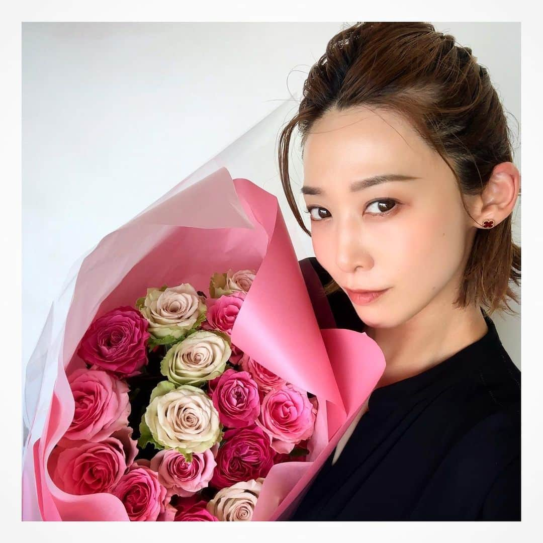 龍真咲のインスタグラム：「薔薇の花束🌹🌹🌹  愛 恋 幸福 感謝 可愛らしさ 純潔 尊敬…  薔薇からの便り、声、花言葉 きっと色々な思いを込めて選んでくれたんだろうな☺️ 嬉しいな。。。  昔々、宝塚にもお花という制度があり。随分前に廃止になりましたが、初日や千秋楽、新人公演の後はお家でお花に囲まれて暮らすのがとても幸せでした💐 あの時は当たり前のように頂いていたお花達。贈る方への想いを大切にお花がメッセージを運んでくれます。 最近はモノではなくお花を贈る事が多くなったかな🍀 またゆっくりお花屋さんに行きたい🌻  りーくんとも、お家のまわりを歩いたりしてます🐶🩵 しかし暑い🥵 日本の夏ってこんな灼熱だったっけ⁉️ 脳内テーマソングはカリビアンナイト🤣」