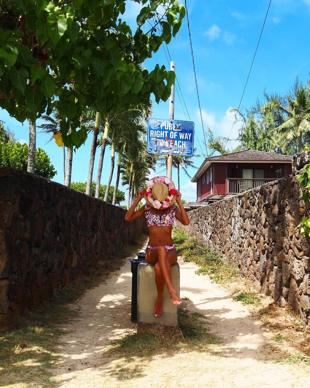 shihoのインスタグラム：「💚💙🌴💙💚 ・ ワイマナロビーチへと続く小径、 それぞれ小径の雰囲気は変わるけれど、 たどり着いた先に出逢える絶景は どの小径を通っても変わらない 最高に美しい景色♡ ・ #hawaii#islandofoahu#oahu#ハワイ#trip #オアフ島#travel#loco_hawaii#travel_jp #funtorip#タビジョ#旅MUSE#genic_travel #genic_mag#たびねす#旅行#genic_hawaii #waimanalo#ワイマナロ#beach#sea#ocean #waimanalobeach#waimanalobay#oahuhawaii #tabijyomap_hawaii#lealeahawaii#2023」