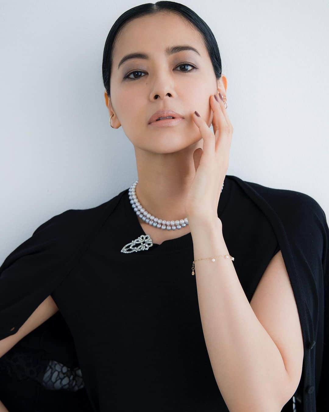 黒谷友香のインスタグラム：「皆さん、こんにちは😄 毎日あっちゃっちゃ🫠🫠ですが、 元気な月曜日をお過ごしですか？  ランチでしっかり栄養を摂ってね😋  今日は、先週からの「美スト10月号シリーズ」 ベージュワンピ、白シャツに引き続き、黒カーディガン✨  どれが人気かなぁ⁇  #秋メイク#黒コーデ #美スト#千吉良恵子 さん#黒谷友香」