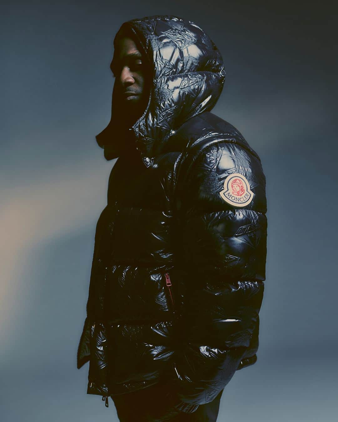 ビリオネア・ボーイズ・クラブのインスタグラム：「. Monclerが持つアウターウェアに関するノウハウが活かした、汎用性と象徴的で洗練されたスタイルの融合。  Moncler x Billionaire Boys Club FW23は現在、Billionaire Boys Clubグローバル旗艦店およびオンラインにて発売中。  #MonclerBillionaireBoysClub」
