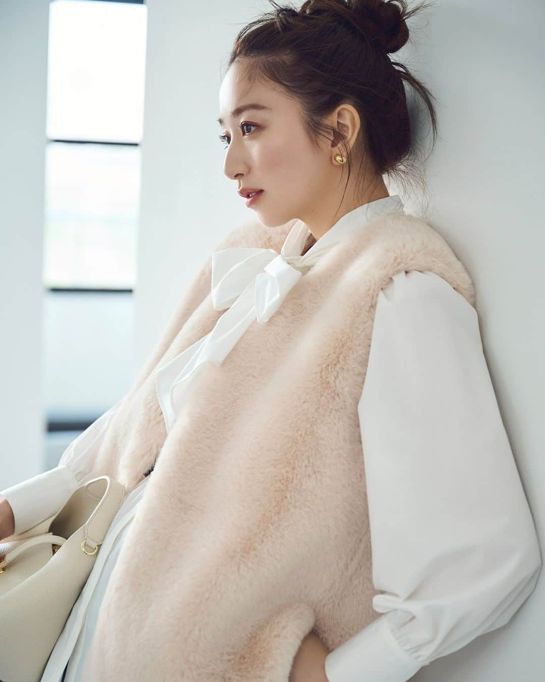 NATURAL BEAUTY BASICのインスタグラム：「鹿沼憂妃さん着用の 秋の新作webカタログが大好評公開中♡  ■ボウタイペプラムブラウス ¥7,920 tax in size:S/M color:チャコール/チャコールストライプ/シロ #0173210943  ■フェイクファーベスト ¥14,960 tax in size:FR color:オフ/グレージュ #0173255810  ■ワイドストレートデニムパンツ ¥9,460 tax in size:S/M/PS color:クロ/ブルー #0173230800  ------------------------------------  Stylish mood in AUTUMN Feat.Yuki Shikanuma  シンプルながらも構築的なシルエットを作り出すトップスに、 クリーンなナロースカートやタックパンツ… NBBはこの秋、ミニマル＆スタイリッシュなコーディネートをご提案。  ファーやチュール、優しげなニュアンスカラー… 女性らしいニュアンスも程よく盛り込まれているから、 フェミニン派にもしっくりフィット。  #鹿沼憂妃 さん #ワイドパンツ #デニムパンツ #ジレ #ファーベスト #ボウタイブラウス  #秋コーデ #お出かけコーデ #オフィスコーデ #オフィスカジュアル #通勤コーデ #大人可愛い #カラーコーデ  #着回しコーデ #きれいめカジュアル  #ベーシックコーデ #ベーシック #ナチュラルコーデ #トレンドスタイル #シンプルコーデ #ナチュラルビューティーベーシック #naturalbeautybasic」