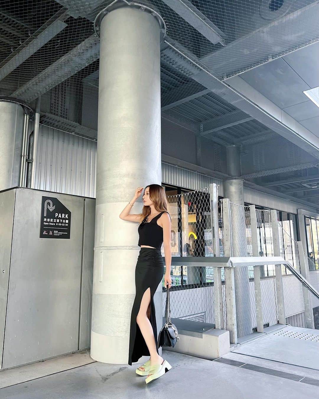 谷口美咲のインスタグラム：「. 1個前のpostの 全身ver🫶🏼🤍 . 普段あんまり スカート履かないけど 暑すぎて最近スカート率 高め🤣w . #outfit #code #fashion #shein #sheinコーデ」