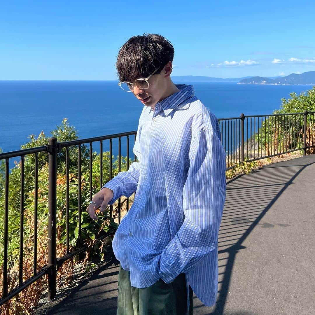 JINS公式のインスタグラム：「ファッション×アイウエア”の旬なルックを提案するJINS OUTFITで、JINS TODAYのメガネの着こなしをチェック。  RYOさん @_ryo2610  ■styling■ オーバーサイズのストライプシャツと、カーゴパンツで綺麗めとラフさをミックスしたスタイルはクリアカラーのメガネで抜け感を。  着用品番：UCF-23A-064 322  ※在庫状況は店舗により異なります。  【JINS OUTFIT】アイウエアという呼び名のように、メガネは着こなすもの。旬のファッションに。その日の着こなしに。そのときの気分に。あわせやすいのはどんなメガネだろう。あわせたいのはどんな一本だろう。 さぁ、そのシーズンの着こなしにコーディネートする、そのシーズンのアイウエアを。ファッションから見つける、選ぶ、そんな新しいアイウエアの買い方を、JINSから。  #jins #ジンズ #JINSTODAY #jinsoutfit #サングラス #メガネ  【着用ブランド】 #JINS #ウィム #ビルケンストック #アルファインダストリーズ #ベベット  @jins_japan @wym_official @alphaindustries @birkenstock__jp @__vebet__」