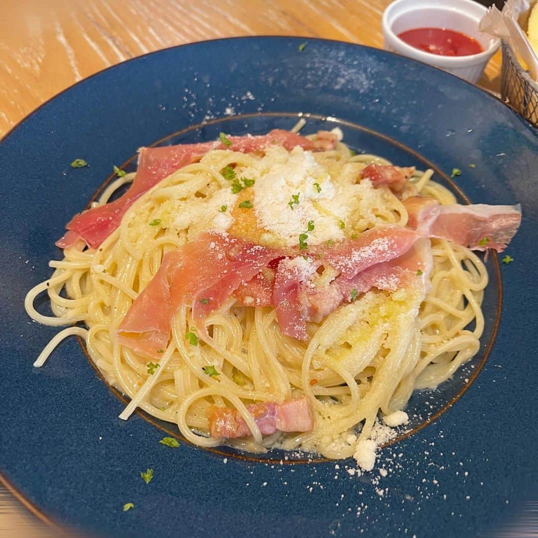 のインスタグラム：「♡♡♡  この間食べたカルボナーラが美味しすぎたの🥹 ベーコンと生ハムが最高だたよ、🥓♡  #吉田恵芽 #05 #ljk  #パスタ #カルボナーラ #カフェ #お昼ご飯 #ランチ #生ハム」
