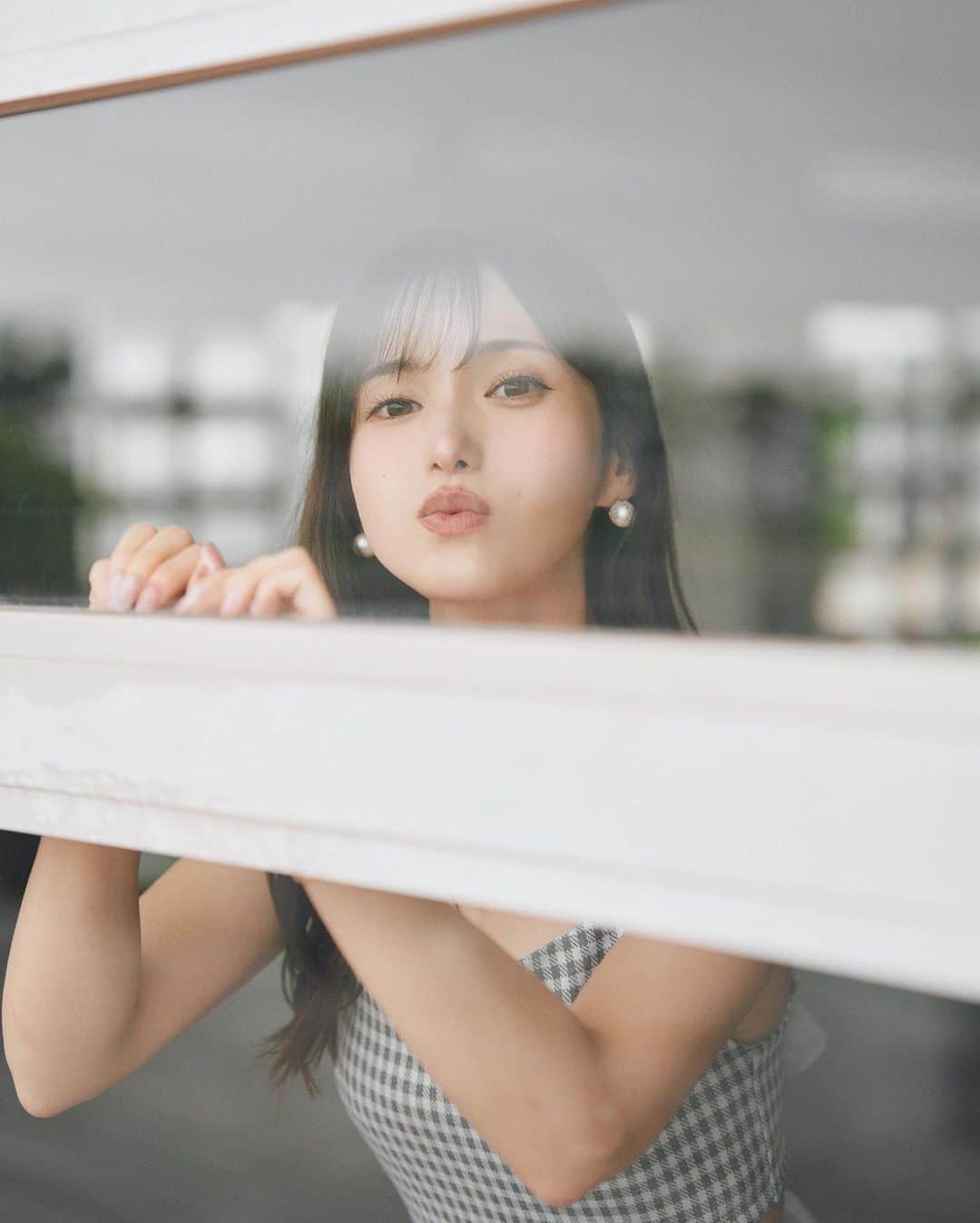 引地裕美のインスタグラム：「🌹お知らせ🌹  本日19:00〜 フォトブック【君のとなり】 予約販売がスタートします‼︎📷🩵  自然体を写して、 今の私らしさをいっぱい詰め込みました💎  みんなのお陰でまた作品を作る事が出来たよ🥹 いつも応援本当にありがとう❤️‍🩹  販売期間は9/3 23:59迄⚠️ お手元に届くのは10月中旬予定しています🗓️  複数冊購入して頂いた方には特典もご用意していますので、ぜひgetしてくれたら嬉しいです📚  予約販売ページはストーリーに載せています✨ 沢山の方に届きますように。🌹  #UMine #japanese #japanesegirl #일본 #오오티디 #얼스타그램 #패션스타그램 #데일리코디 #패션 #时装 #셀카 #데일리룩 #每日穿搭」