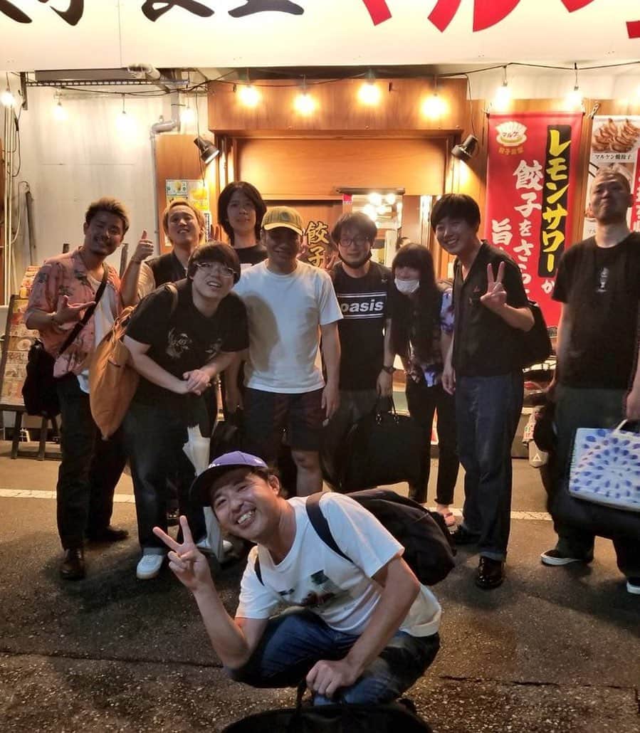 まもる。のインスタグラム：「鶴メンバー！イノシカチョウは不在！ 昔やってたインディーズメンバーで 吉本公式でライブが出来るのはエモすぎ！  #喫茶亀 #ナイトオブコメディー」