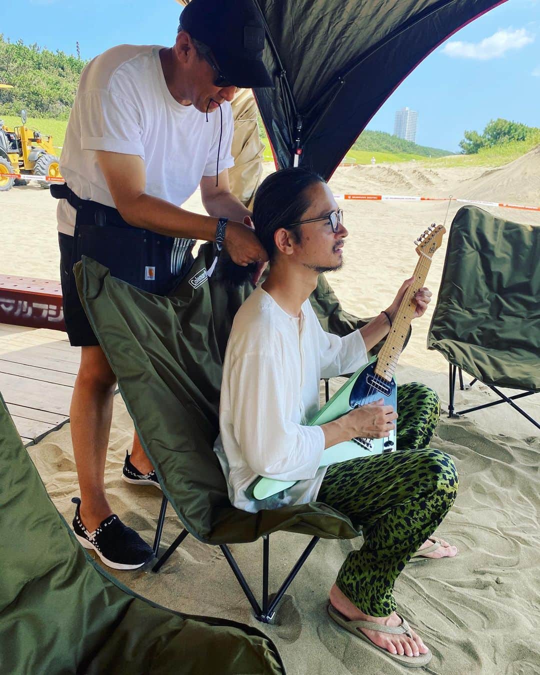 長岡亮介さんのインスタグラム写真 - (長岡亮介Instagram)「ビーチで海を見ながら練習しながらヘアメイク。 summer sonic 2023 にて。  #go」8月21日 12時09分 - nagaokaryosuke