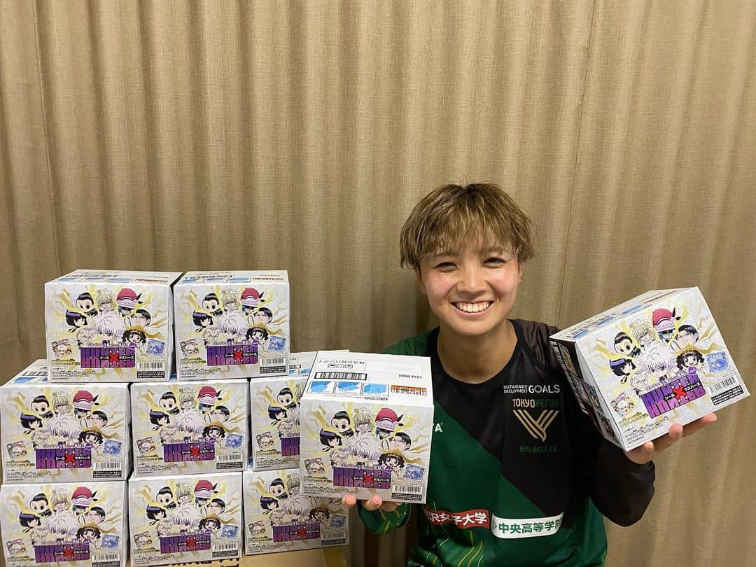 北村菜々美のインスタグラム：「. ものすごい量のHUNTER×HUNTERウエハースを サポーターの方にプレゼントしていただきました🥹🥹 練習後に大興奮しちゃいました😙 ありがとうございます🙇‍♀️  #HUNTER×HUNTER #オタクにはたまらん光景✨ #もう既に60個も開封しちゃった」