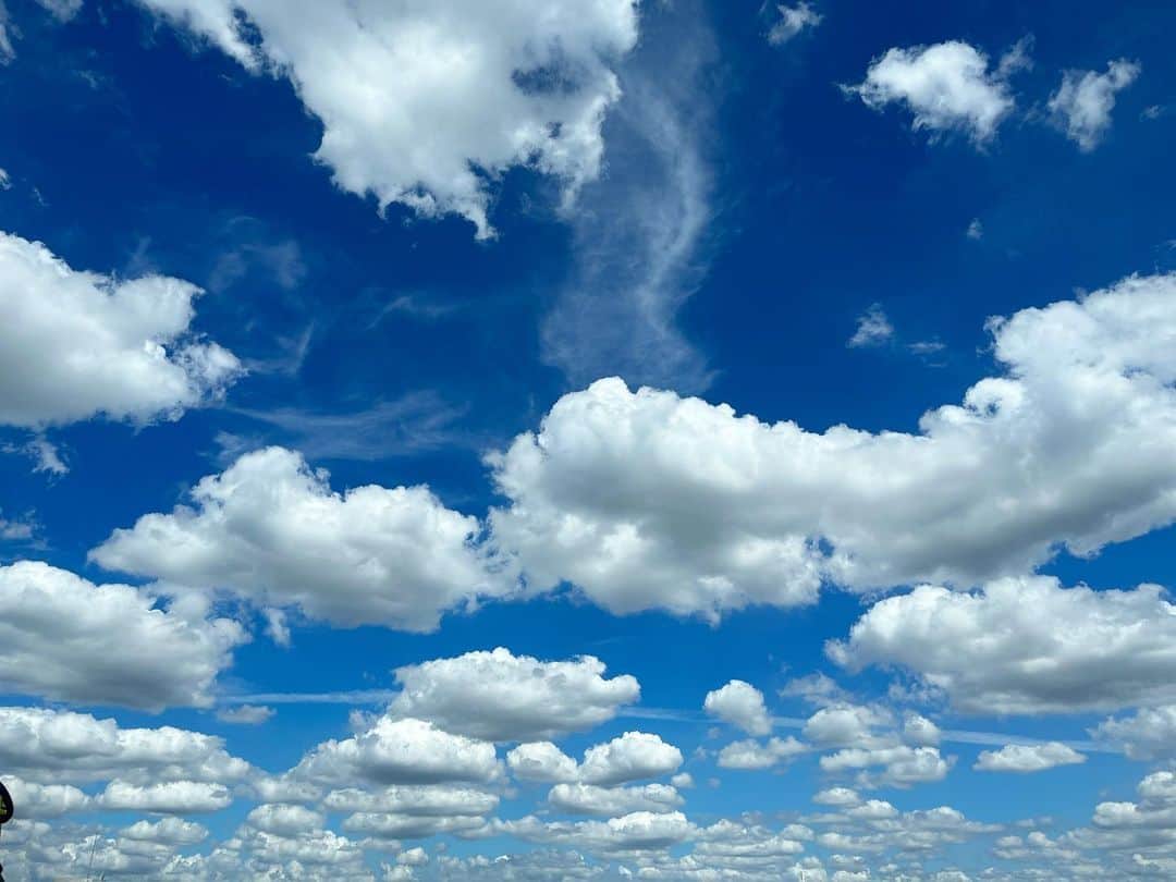 下村彩里のインスタグラム：「今日の#空  小さな塊の雲が、妙に均一？に並んでいて不思議な感じ☁️ 思わず車内から撮影しました📷  今日はロケで#山梨　へ🚗 綺麗な#景色 をまたアップします😌  #みっけ#下村彩里#夏空#秋空#狭間」