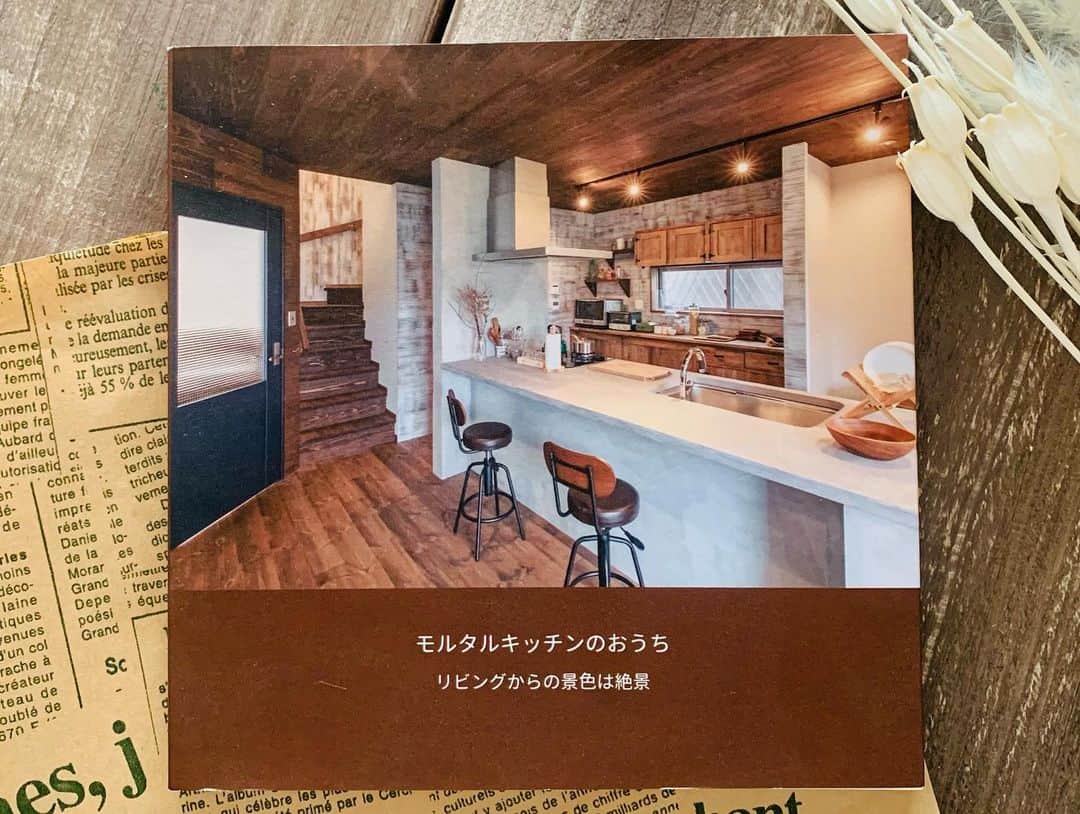 SUNNYDAY工務店さんのインスタグラム写真 - (SUNNYDAY工務店Instagram)「・ 4年前に新築施工させて頂いた 和歌山B様邸  お盆前にお邪魔させて頂きました  とてもとても綺麗にされていたので思わずパチリ📷  当社の施工例の中でも ダントツの人気でございます✨  自然塗料で仕上げた木材たち モルタルキッチン やはりとーっても素敵です✨  南大阪で高性能な住宅を建てるなら Sunnyday工務店☀️ 施工例多数掲載🏠 おうち専用アカウント @sunnyday_komuten おやこカフェ・イベント専用アカウント @sunnyday_321  長持ちする家 子供に引き継ぐ家造りをしています 子育てを楽しむ家 ーーーーーーーーーーーーーーーーー 【Sunnyさんの無料おうち勉強会開催中】 ーーーーーーーーーーーーーーーーー #sunnyday工務店#工務店#忠岡#泉大津#和泉市#堺#新築#自然素材#自然素材のおうち#漆喰#自然塗料#注文住宅#注文住宅大阪#南大阪#かわいい家#ナチュラルインテリア#高気密#高断熱#高性能住宅#国産材の家づくり#耐震等級3#子育てを楽しむ家#シュタイコ#STEICO#参加型家づくり#無」8月21日 12時14分 - sunnyday_321