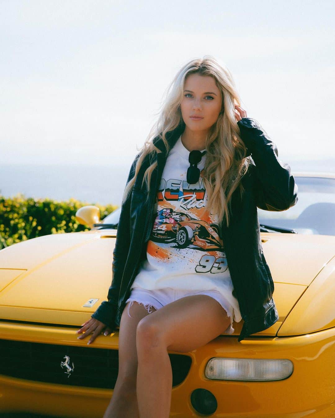 Lindsay Brewerさんのインスタグラム写真 - (Lindsay BrewerInstagram)「Merch lookin good in Malibu🌊 get your own today and match with me🤩 link in bio @studiomotors」8月21日 12時15分 - lindsaymariebrewer