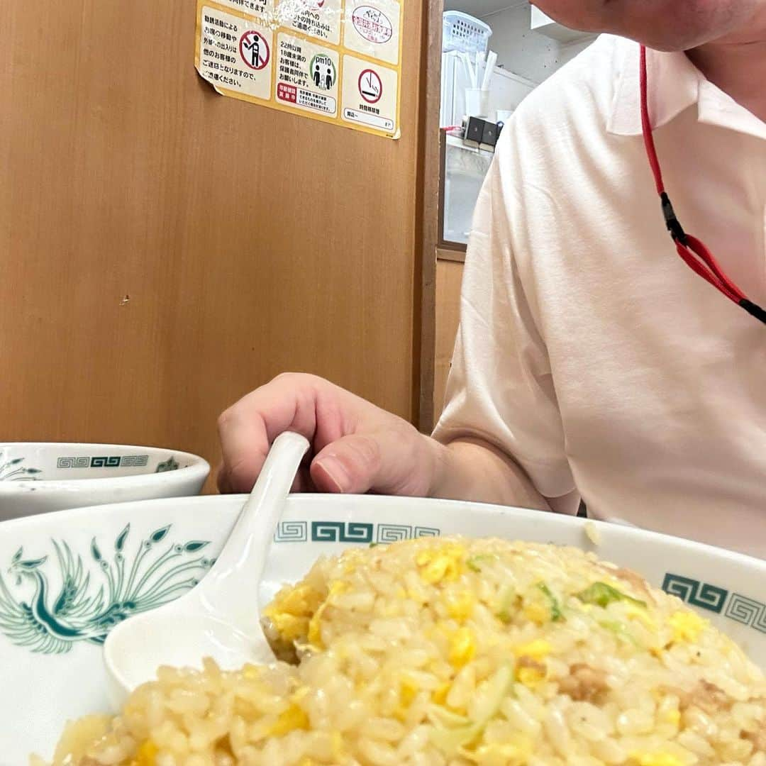 まえちゃんねるさんのインスタグラム写真 - (まえちゃんねるInstagram)「今日のランチは、炒飯。麺が食べたかったけど、白い服着てきちゃったからハネない食事に😁  #ランチ #今日のランチ #炒飯 #チャーハン #白い服」8月21日 12時30分 - n_skywalker