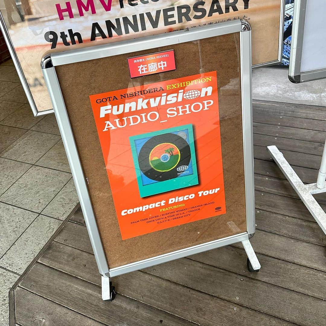 西寺郷太のインスタグラム：「原稿書けたー！今日は個展最終日、15時から21時まで在廊してその後軽く打ち上げるつもり^^。夏、色んな人に会えて話せて楽しかったー。屋台のおっちゃんみたいにLP、7インチ、CD直接お渡ししてサインしてますのでぜし！駄菓子と透明シール（シール貼らすメント）も希望者にはプレゼントしてます^ ^。」