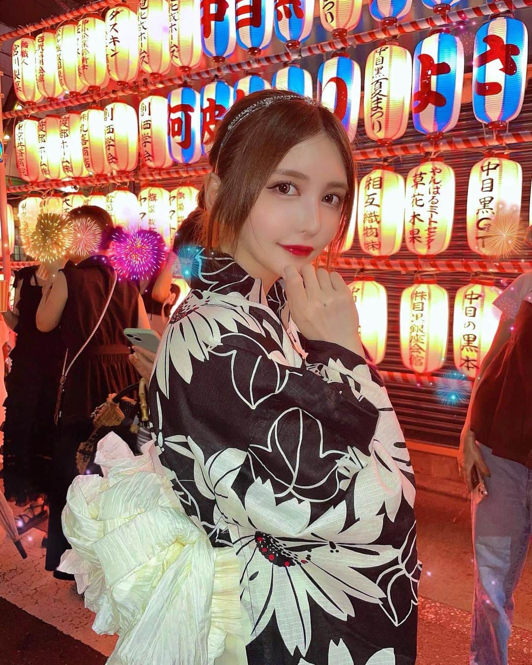 Ninaのインスタグラム：「久しぶりのお祭りˆ. ̫ .ˆ🏮  双子ちゃんに可愛く着付けしてもらた🌼ありがとぉ🌼」