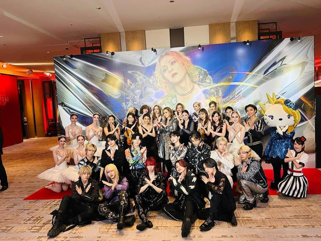 Beverlyさんのインスタグラム写真 - (BeverlyInstagram)「That’s a wrap!!  @yoshikiofficial さんand to all the performers おつかれさまでした！  Thank you Yoshikiさん for once again choosing me as one of the performers on your shows. Seeing your hardwork during rehearsals and live shows, you truly deserve all the praises.  You are amazing. Thank you for sharing you passion for music and art to all of us. You are an inspiration!   And thank you all so much for the positive comments and praises on my performances ! 本当に嬉しい😌」8月21日 12時26分 - beverly_official_