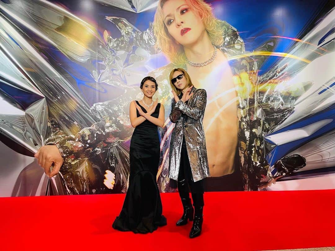 Beverlyさんのインスタグラム写真 - (BeverlyInstagram)「That’s a wrap!!  @yoshikiofficial さんand to all the performers おつかれさまでした！  Thank you Yoshikiさん for once again choosing me as one of the performers on your shows. Seeing your hardwork during rehearsals and live shows, you truly deserve all the praises.  You are amazing. Thank you for sharing you passion for music and art to all of us. You are an inspiration!   And thank you all so much for the positive comments and praises on my performances ! 本当に嬉しい😌」8月21日 12時26分 - beverly_official_