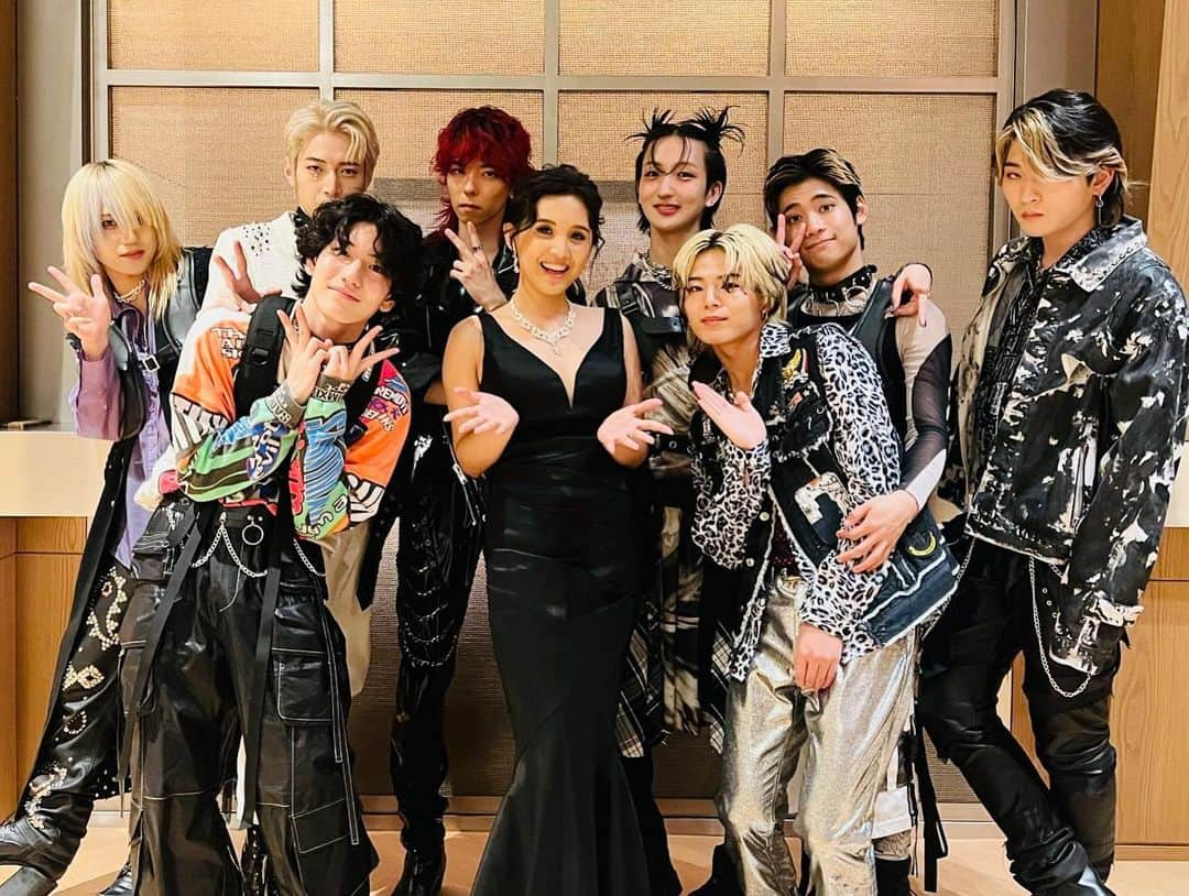 Beverlyさんのインスタグラム写真 - (BeverlyInstagram)「That’s a wrap!!  @yoshikiofficial さんand to all the performers おつかれさまでした！  Thank you Yoshikiさん for once again choosing me as one of the performers on your shows. Seeing your hardwork during rehearsals and live shows, you truly deserve all the praises.  You are amazing. Thank you for sharing you passion for music and art to all of us. You are an inspiration!   And thank you all so much for the positive comments and praises on my performances ! 本当に嬉しい😌」8月21日 12時26分 - beverly_official_