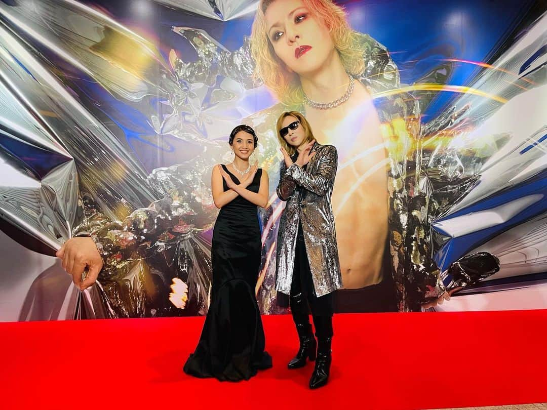 Beverlyのインスタグラム：「That’s a wrap!!  @yoshikiofficial さんand to all the performers おつかれさまでした！  Thank you Yoshikiさん for once again choosing me as one of the performers on your shows. Seeing your hardwork during rehearsals and live shows, you truly deserve all the praises.  You are amazing. Thank you for sharing you passion for music and art to all of us. You are an inspiration!   And thank you all so much for the positive comments and praises on my performances ! 本当に嬉しい😌」