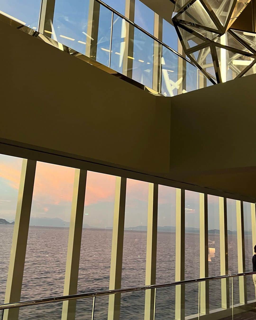 MARILYN YUURI FUKUSEさんのインスタグラム写真 - (MARILYN YUURI FUKUSEInstagram)「船で見るsunsetは最高…  @msccruisesofficial   #msc #msccruises #yachtclub #豪華客船 #日本一周 #家族旅行  #クルーズ #クルーズ旅行 #クルーズ船」8月21日 12時31分 - yuuri_fukuse