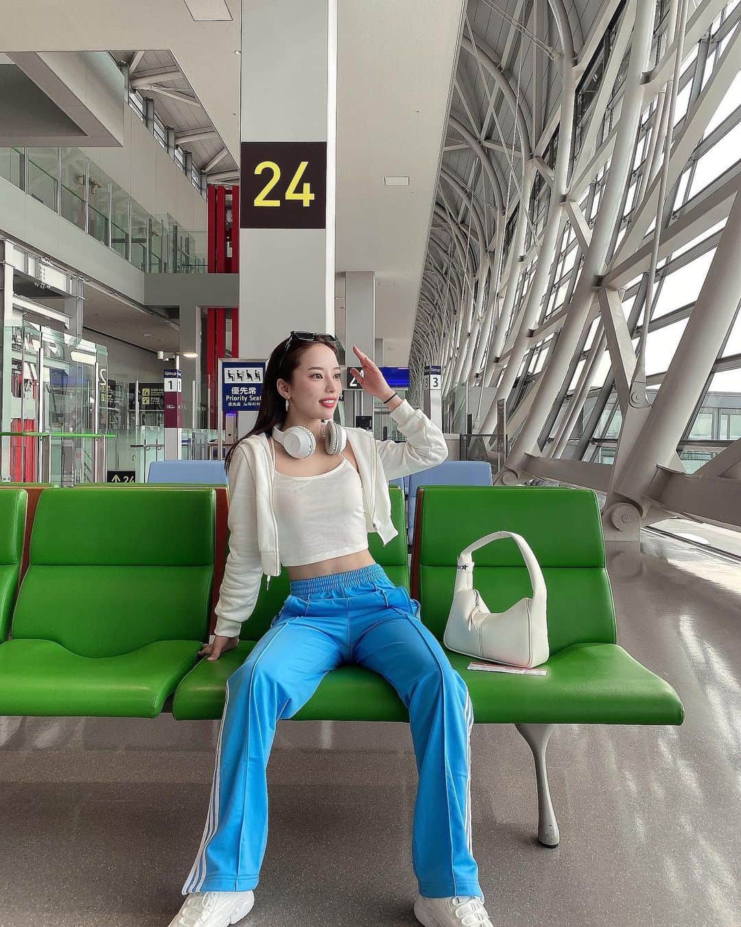 suzuhaのインスタグラム：「ﾌﾗｲﾄｺｰﾃﾞ🛩♡ GUのｶｯﾌﾟ付きｷｬﾐ 990円なのに本当万能୧⃛(๑⃙⃘◡̈๑⃙⃘)୨⃛ #空港ファッション #ootd #gu」