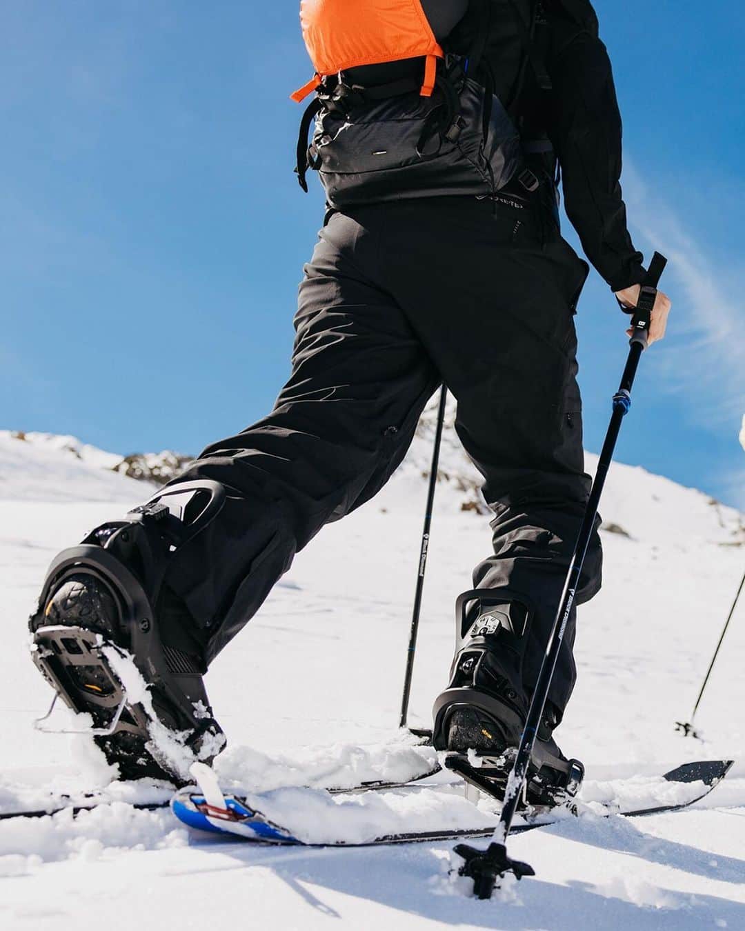 Burton Japanのインスタグラム：「今シーズンのSTEP ON®︎アップデート！ ・待望のスプリットモデル登場（11月20日発売予定） ・より小さいキッズ対応のSTEP ON®︎ Grom登場！ ・バインディング&ブーツのカラバリが豊富に！ さらに詳しい情報はプロフィールのリンクから。 #Burton #Snowboarding」