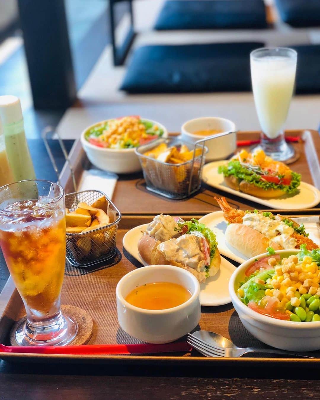 山本亜依のインスタグラム：「.  幼馴染と食べに行ったご飯たち☺︎  「高虎DOG」 お野菜系・お惣菜系・スイーツ系、 50種類以上のドッグサンドを楽しめるお店です🌭  「Aletta Uovo」 アートのように美しいトッピングに、 ふわふわな卵が美味しいオムライス専門店です🍃  #高虎ドッグ #アレッタウォーヴォ #三重ランチ#津市ランチ #鈴鹿グルメ#ホットドッグ#ホットサンド#オムライス専門店」