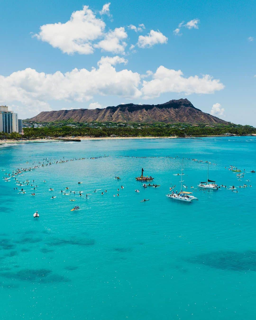 ハワイアン航空さんのインスタグラム写真 - (ハワイアン航空Instagram)「We are proud to sponsor this year’s @dukekahanamokuoceanfestival. Yesterday, hundreds gathered together for their #PaddleOutForLahaina event, hosted alongside our partner @nakamakai, to aloha our ‘ohana who were affected by the West Maui fires.  📷 @mattaleong  #MauiStrong #LahainaStrong #DukesOceanfest #DukesWaikiki #Waikiki #Leahi #DiamondHead」8月21日 12時48分 - hawaiianairlines