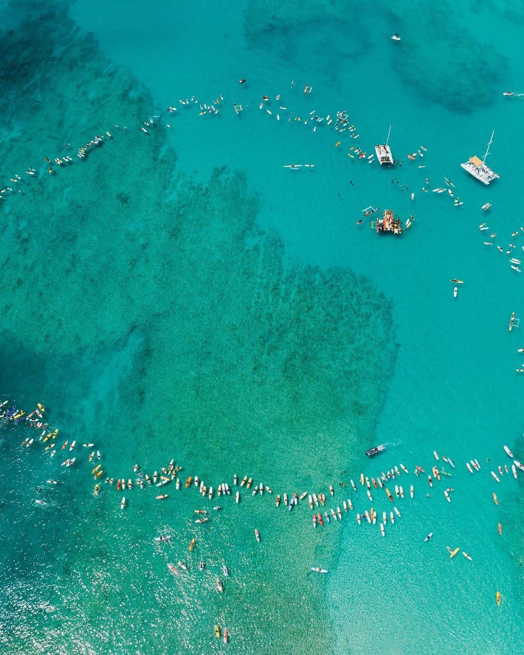 ハワイアン航空のインスタグラム：「We are proud to sponsor this year’s @dukekahanamokuoceanfestival. Yesterday, hundreds gathered together for their #PaddleOutForLahaina event, hosted alongside our partner @nakamakai, to aloha our ‘ohana who were affected by the West Maui fires.  📷 @mattaleong  #MauiStrong #LahainaStrong #DukesOceanfest #DukesWaikiki #Waikiki #Leahi #DiamondHead」