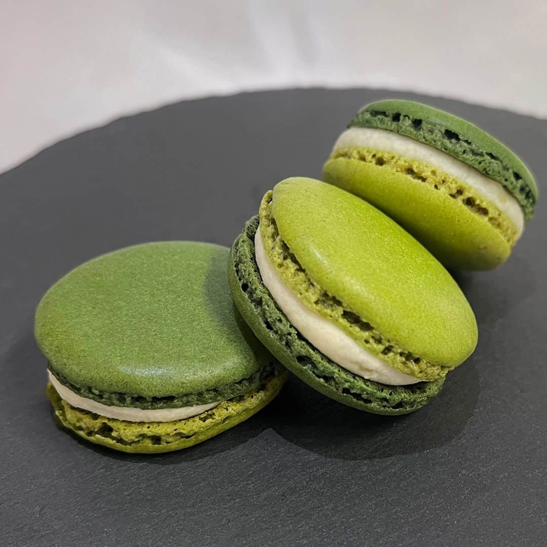 pâtisserie Sadaharu AOKI parisのインスタグラム：「ライムが爽やかに香る新作マカロン🍃  JR名古屋タカシマヤ店では、8月限定で新作マカロン「マカロン シトロン ヴェール」を販売しております。  国産ライムの香りと酸味を最大限活かしたクリームをサンドし、夏らしい爽やかなフレーバーに仕立てました。  ぜひお求めください♪  【販売店舗】 サダハルアオキJR名古屋タカシマヤ店  【販売期間】 ～8月31日まで（予定）  #patisseriesadaharuaokiparis #sadaharuaoki #sadaharuaokiparis #パティスリーサダハルアオキパリ #サダハルアオキパリ #サダハルアオキ #デザート #スイーツ #ティータイム #ケーキ #ケーキ大好き #パティシエ #パティスリー #patissier #patisserie #pâtisserie #citronvert #lime #ライム  #マカロン #macaron #名古屋グルメ #名古屋限定」