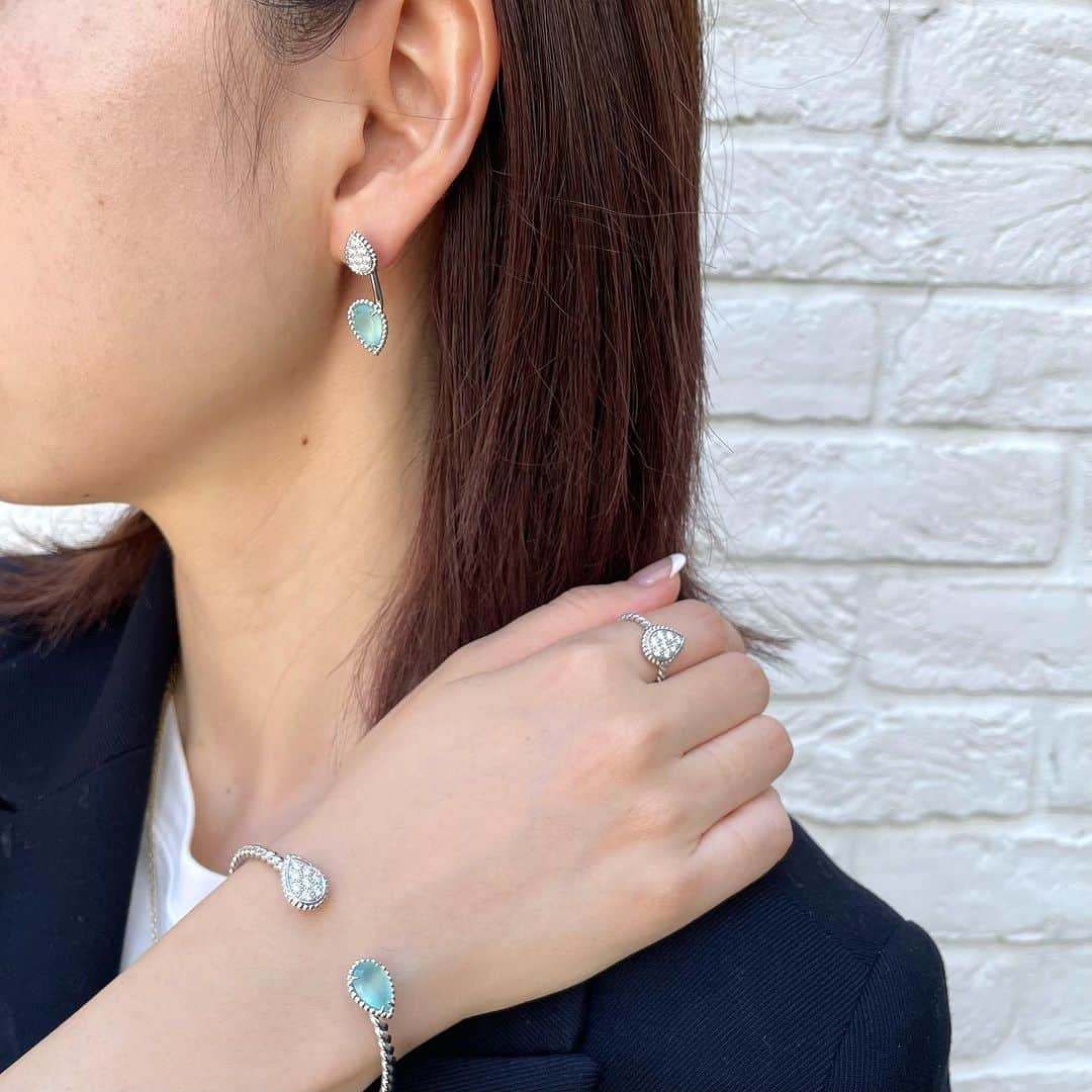 bijouxthreecさんのインスタグラム写真 - (bijouxthreecInstagram)「． ----------------------------     BOUCHERON FAIR   ↪︎ 2023.8.18(fri)-27(sun) 　 　　@boucheron   ----------------------------  ◇新作「セルパンボエムピンククォーツ」などの 新作の展開をスタート🐍  ◇普段見られないアイテムを期間中、 特別に展開いたします。  人気のキャトル、セルパンボエムや プリュム ドゥ パオンなど 人気コレクションを多数展開…🪶  ◇無金利分割クレジット最長84回まで実施  ◇ご購入者様にノベルティをご用意しております。 （対象外あり）  ----------------------------  大変充実した内容となっております。 皆様のご来店心よりお待ちしております。  ⚠︎ ご来店予約いただければ よりスムーズなご案内が可能です。 HP、お電話、DMからお気軽にお申し付けください💌  #boucheron #ブシュロン #ヴァンドーム #ヴァンドームリズレ   #リズレ #リズレリング #ブシュロンリズレ #キャトル  #ブシュロンキャトル  #リフレ　#セルパンボエム #ジュエリー　 #ご褒美ジュエリー  #bijouxthreec  #ビジュースリーク  #新潟 #古町」8月21日 12時43分 - bijouxthreec