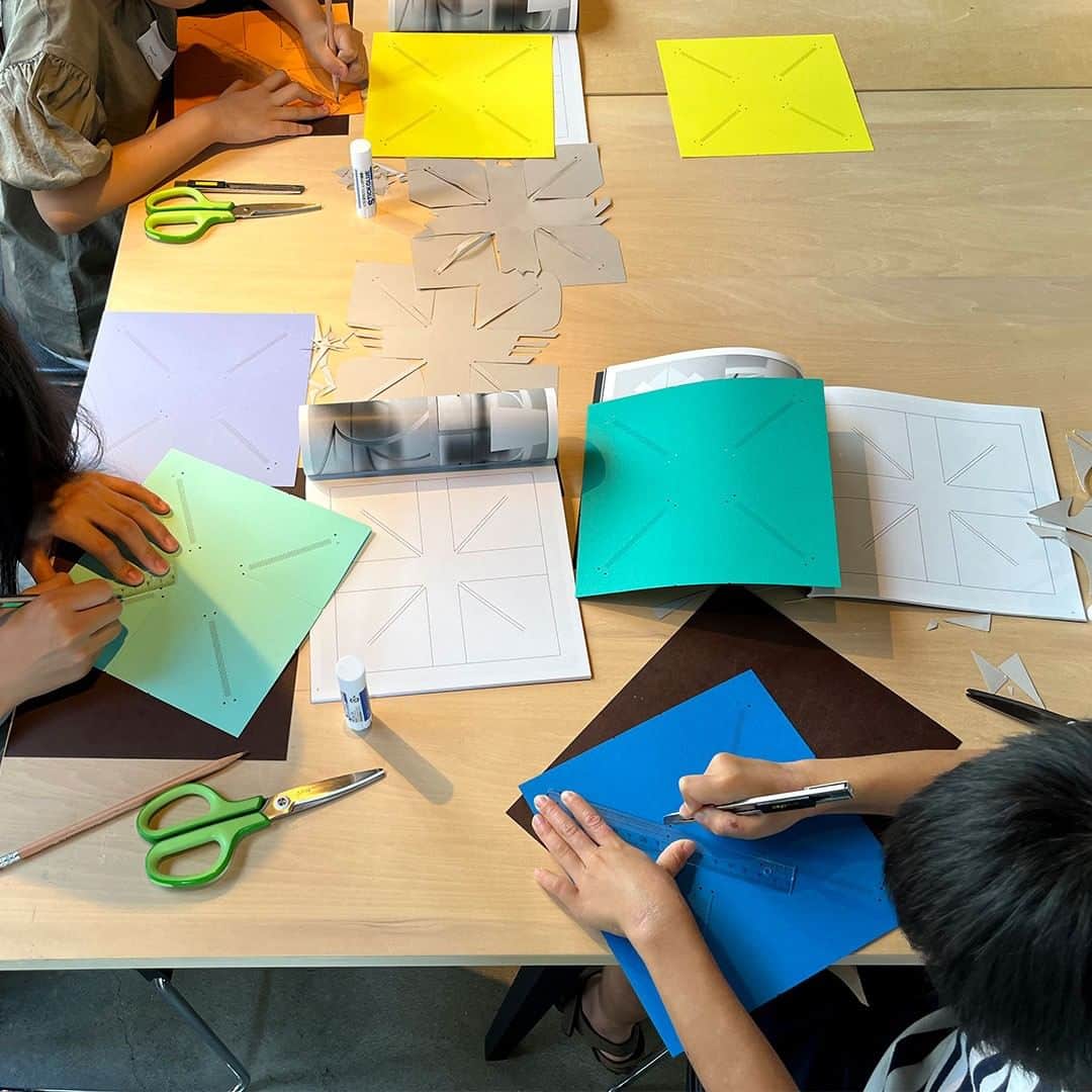 LIVING MOTIFのインスタグラム：「. ショップイベント｜SUPER PAPER WORKSHOP  週末に開催されたワークショップ。  参加してくれたみんな、ありがとうございました！ ひとつひとつちがう、個性あふれる作品ができあがりました。  今週末も2つのワークショップを開催します。 8/26（土）PAPER BREAKS LP ペーパーブレイクス｜坂本 俊太(NEW) 8/27（日）サカナ紙ぐるみ｜和田 恭侑  まだ空席のある回がありますので、ぜひご参加ください。 お申し込みはプロフィールのリンクからご覧ください。 @livingmotif   #livingmotif #リビングモティーフ #superpaperworkshop #福永紙工 #fukunaga_print #superpapermarket」