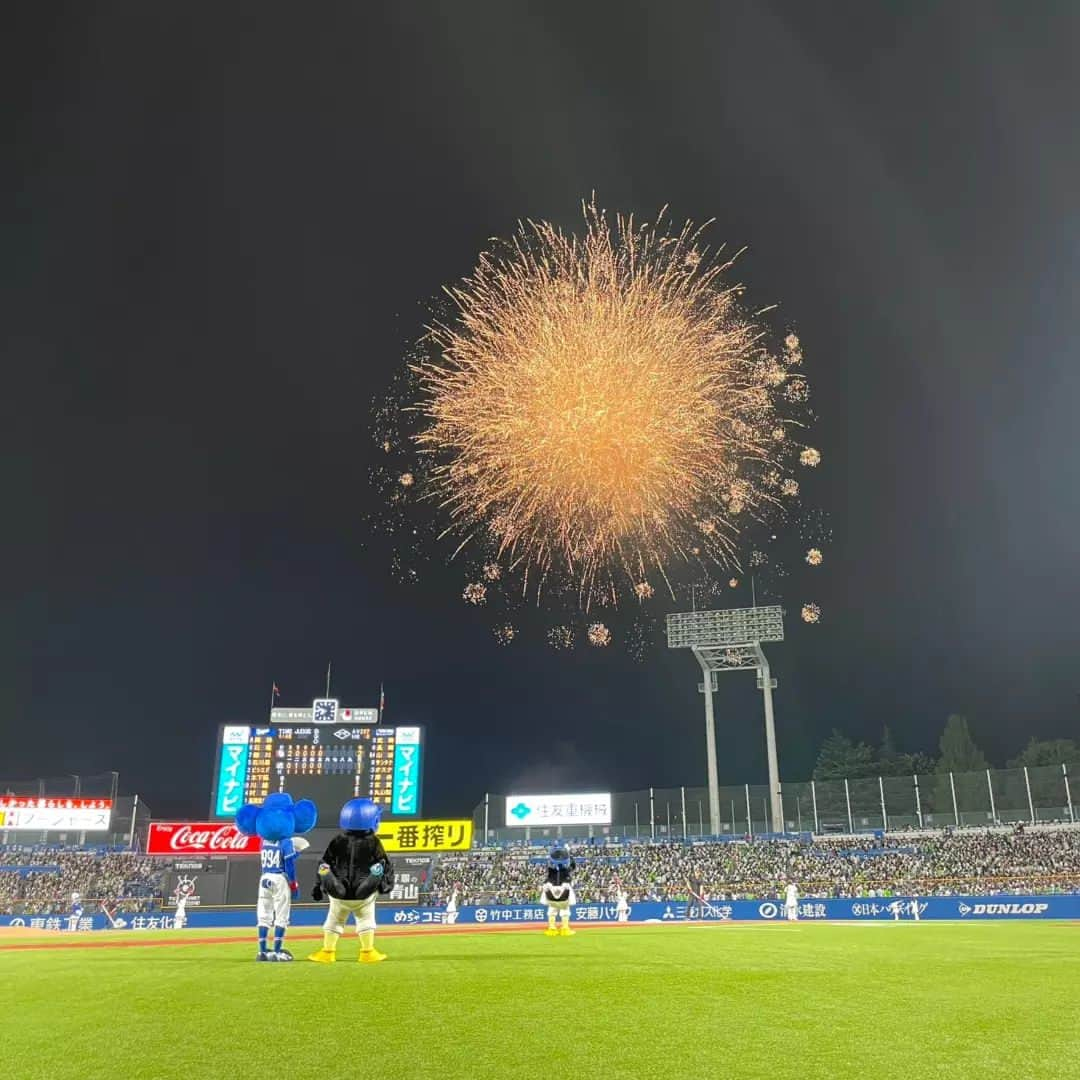 ドアラのインスタグラム：「花火っていいよなぁ #花火 #神宮球場 #ドアラ #つば九郎」