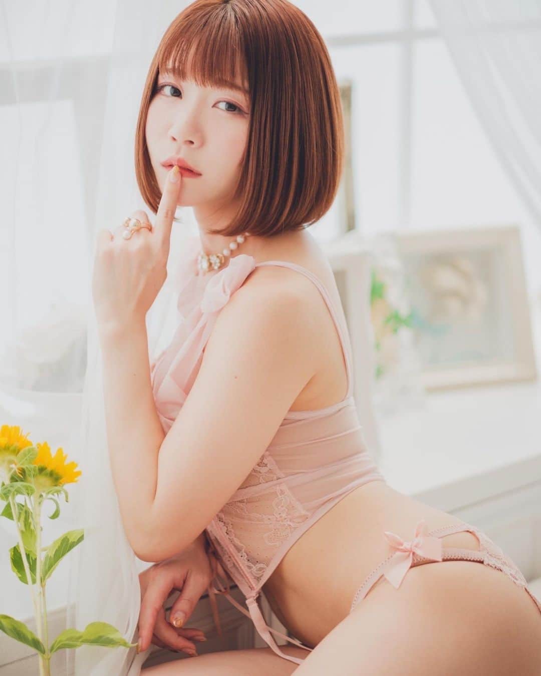 白波瀬ミキティ。のインスタグラム：「甘め🎀  #グラビア #グラビアアイドル #ランジェリー好き #portraitmood #instagram #ボブヘア #コルセット #彼女感 #pinklips」