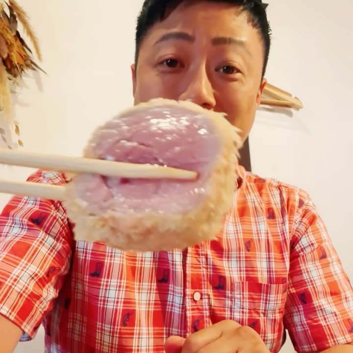 やのぱん（矢野ひろし）のインスタグラム：「豚カツ、、されど豚カツ！！ 色んな種類の、1番美味しい熟成具合の 豚カツをいただきました*\(^o^)/*  何この、豚カツ！！ しっかり前仕事してあって、 ベストオブベストの状態で食べさせてくれる！！  、、、カツは全ての料理の技術が詰まってるんですよ、、、  って、言うてるような、 そんな美味しいカツ、大満足！ いや、ご褒美ですって*\(^o^)/*  トンでもない美味しさに、 ピック りしました！  はい、とっても気持ちいいんです♪  #豚カツ　#とんかつ　#トンカツ #揚げ物　#胃もたれしない　#やのぱん #ランチ　#大阪ランチ」