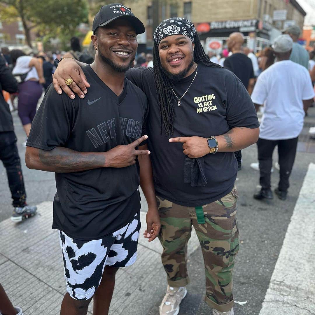 エドウィン・ホッジのインスタグラム：「Met this funny mofo @iam_cking on the streets of Harlem today. His impressions are ridiculous!」