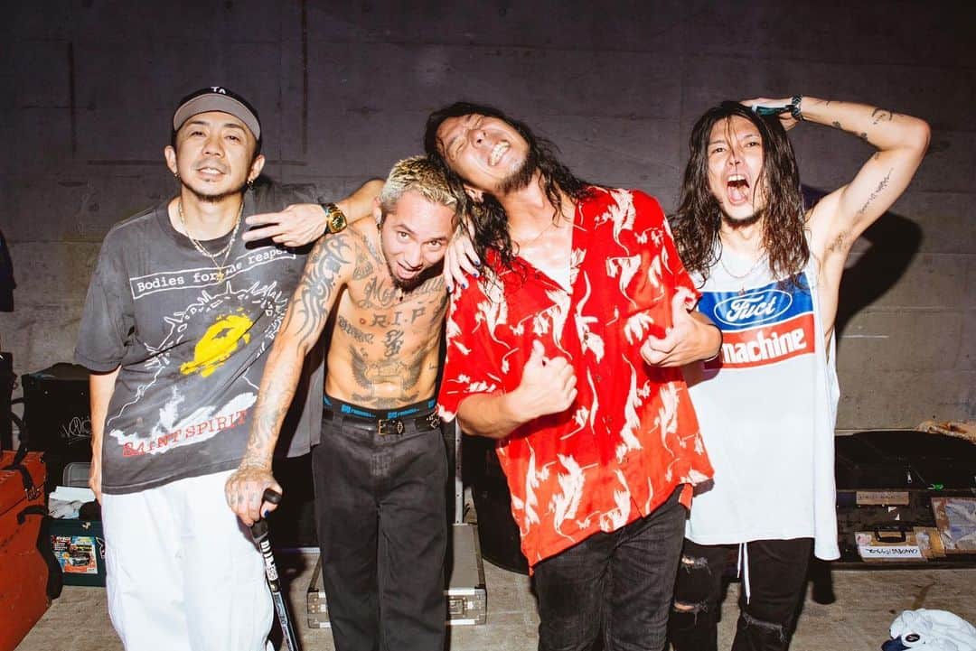 T$UYO$HIのインスタグラム：「. SUMMER SONIC2023 久しぶりのサマソニ 時代が変わりサマソニは ロックフェスではなくなり バラエティなジャンルのアーティストが 集まるフェスになったね  そんな中でBONEZが出る意味というのかな ROCKバンドのLIVEを体感したい人が 集まってくれたと思う 楽しかったよありがとう！  ２日目はお客さんとして飯も酒も飲まず ひたすら音楽を楽しんだ 最後のLANYは嫁さんと観たけど それ以外はひとりで色んな会場を行き来して 好きな音楽を自由に楽しんで楽しかったよ  キッドラロイもLANYも曲がいいし華がある でもラロイはバンドセット観たいな リアムはさすがの貫禄と名曲達 バンドの音、楽器の音も良かったな  明日からはホールツアーに向けてリハ再開 まずは旧渋谷公会堂 しかもハルカミライと一緒！ 楽しみだなー みんな待ってるよー！  photo @ysz.photo   #thebonez #summersonic」