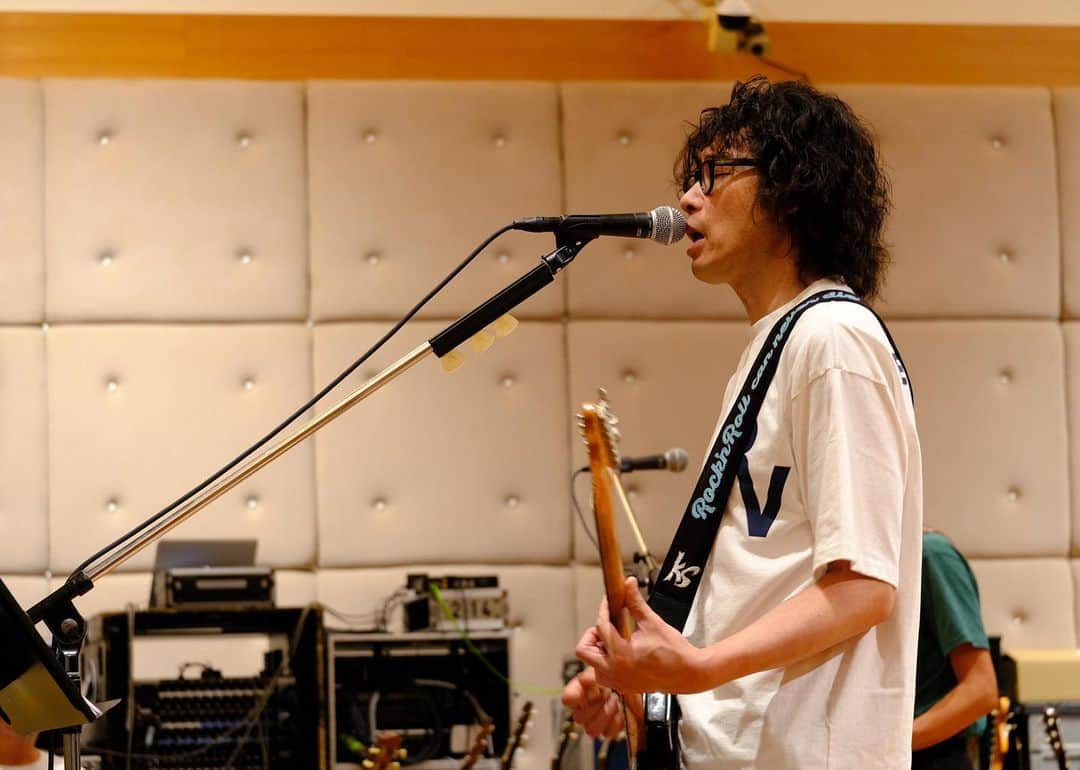 斉藤和義さんのインスタグラム写真 - (斉藤和義Instagram)「#斉藤和義 KAZUYOSHI SAITO 30th Anniversary Live 1993-2023 30＜31  ～これからもヨロチクビーム～⚡️  ツアースタートまであと4日！  先ほど公開したツアーグッズはチェックいただけておりますか？ オリジナルギターストラップはすでに斉藤さんも愛用中！  スタジオリハーサルも本日が最終日となりました。 旅を共にするギター達も出発を今か今かと待っています！  皆さまも本番に向けた準備は万端ですか？ ヨロチクビームです！  🎫チケット発売状況🎫 8/24(木)名古屋　SOLD OUT 8/26(土)神戸　発売中 8/27(日)神戸　発売中 9/2(土)札幌　注釈付指定席のみ発売中 9/5(火)仙台　発売中 9/9(土)有明　SOLD OUT 9/14(木)広島　SOLD OUT 9/16(土)福岡　SOLD OUT 9/17(日)福岡　立見のみ発売中。残りわずか！ 9/22(金)東京　SOLDOUT  https://tour.kazuyoshi-saito.com/30th/  #斉藤和義 #ks30th #kazuyoshisaito #30周年 #30周年アニバーサリー #30周年ツアー #山口寛雄 #真壁陽平 #河村吉宏 #松本ジュン」8月21日 12時52分 - kazuyoshisaito_official