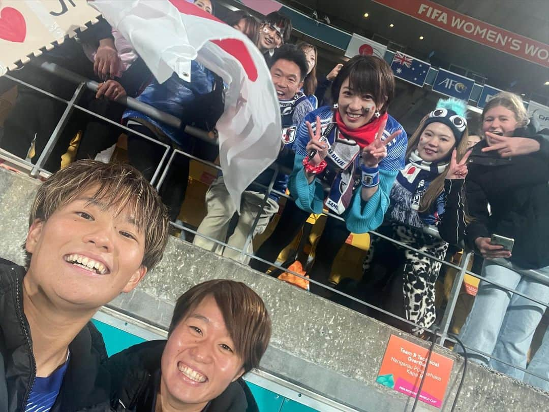 眞嶋優さんのインスタグラム写真 - (眞嶋優Instagram)「スペイン、FIFA女子ワールドカップ初優勝！ まさかあの時に見た日本の相手であるスペインがW杯優勝するとは、と正直驚きました！ でも、強かった！ 素早いパスワークで、終始ボールを支配して、最後まで落ちない運動量。 アディショナルタイム13分という長さ、1点リードという状況でも、守りに入るのではなく、ボールを回しながらもゴールを目指す姿勢。強かった！初優勝おめでとうございます！  なでしこジャパンのこの景色を見られるように、これからも全力で応援します！パリ五輪の予選へ！  現地でお会いできた宮間あやさん、遠藤純選手、試合後の南萌華選手、宮澤ひなた選手。 宮間さんがトロフィーを持って出てこられた時は、びっくり！ 今回、遠藤選手のプレーを見てファンになりました！あの左足に魅了されました！ 南選手、この時「あ、眞嶋さーん」って言って近づいてきてくれて嬉しかったです！ 宮澤選手、得点王おめでとうございます！WEリーグでの活躍も楽しみです！  2023 FIFA women’s world cup  Congratulations Spain🇪🇸 I watched the match “Japan vs Spain “ in New Zealand, so I was surprised that Spain became the world champion.  But Spain was a very tough team. Congratulations. I can't wait for the Paris Olympics to start.  #サッカー #ワールドカップ #なでしこジャパン #日本 #女子サッカー #サッカー日本代表 #日本代表 #足球 #ニュージーランド #オーストラリア #soccer #football #japan #fifawwc #fifawomensworldcup #fifaworldcup #jfa #womenssoccer #womensfootball #soccergirl #japanesegirl #축구　#여자축구 #newzealand #wellington #wellingtonnz #oceania」8月21日 12時52分 - yu_mashima