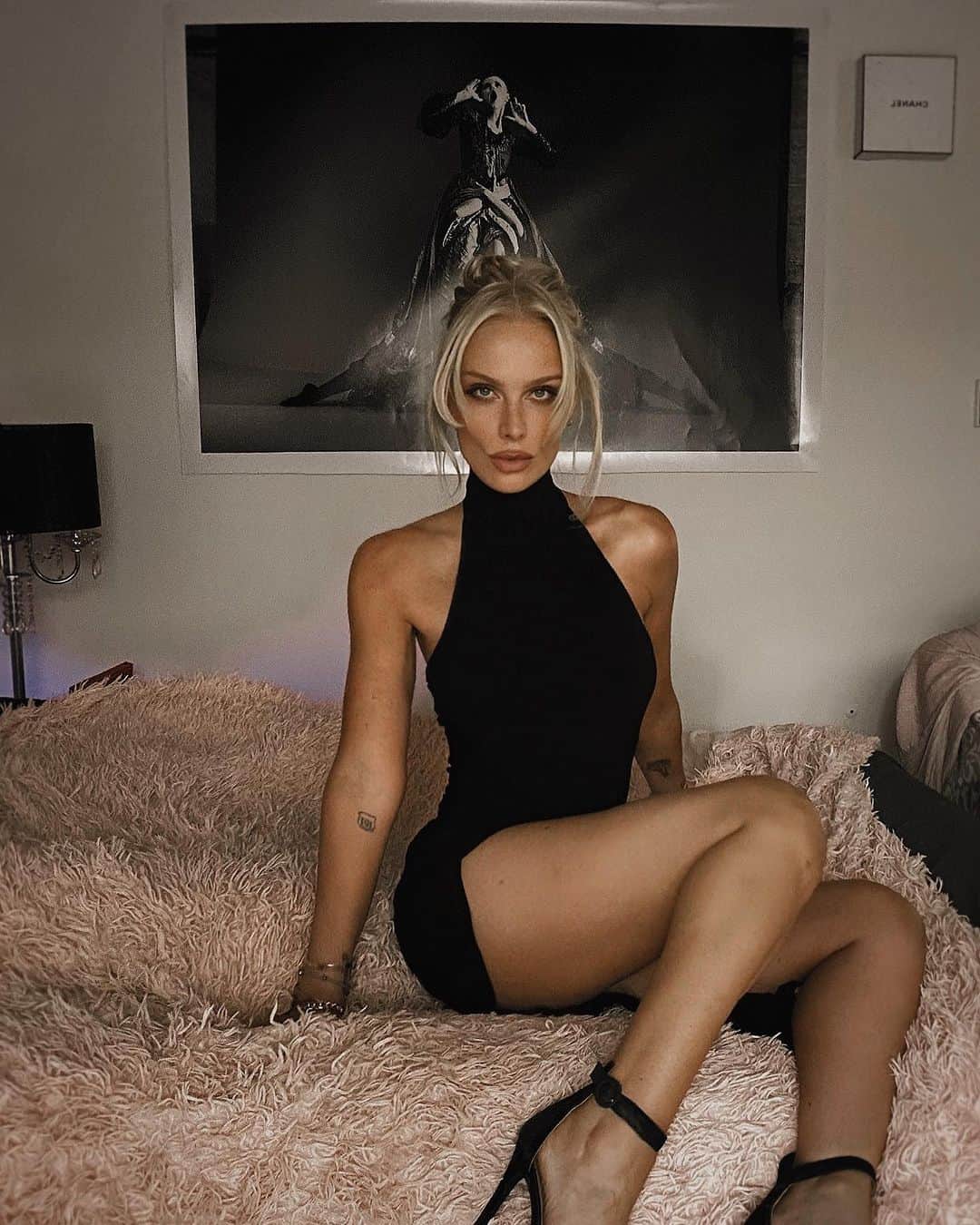 カリディー・イングリッシュのインスタグラム：「To be honest, for 2 weeks this month I hit a “major depressive episode.” My first big one in years.  I thought that when I quit drinking, rehabilitated my mental health and started healing, the risk for a MDE was gone. Turns out with the wrong outside factor I could. 🤍  I’m not talking about being sad or down. Those I’ve come across plenty, this is life 😌  I’m shedding light on a clinical diagnoses, that Id like to share with you, or someone you love. We are stronger in the battle of mental health conversations together 💕   The start of it had me in bed for 4 days straight. When I could start to see the light again, however small it was, I started clawing my way to it. 🪜 💡   I was able to reach family/friends, doctor, workout ( cried during it lol ) find support groups online that talked about the recovery from a major episode.  All these helped tremendously, little by little over the weeks 🌈   Now that my light is back on, I want you to know that even though these pics from this weekend show me as I am now, celebrating life, it’s not how it always is. 💋  Anyone in it, trust me that it gets better, and when you feel even a splinter of relief, do your best to make that grow a little more each day, even when it hurts to. 🖤  You will dance again 🥰  #MentalHealth」