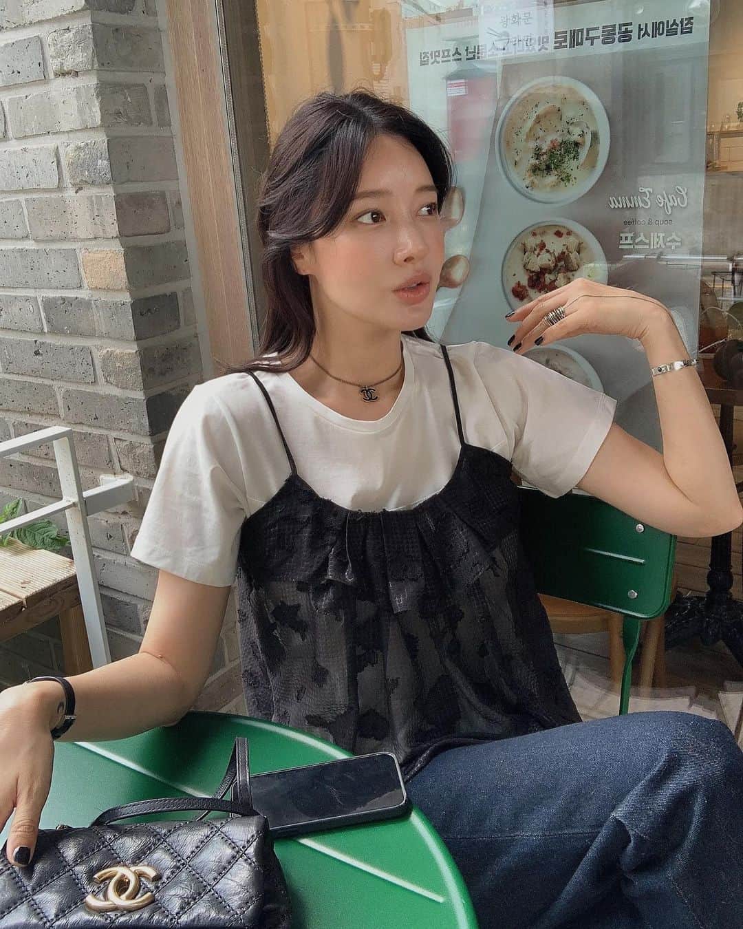 nanaさんのインスタグラム写真 - (nanaInstagram)「살랑스런 카미카미🖤  함께 매치한 화이트티셔츠는 “캐서린” 팬츠는 “오를레앙” 검정티는 “라일” 팬츠는”시드니” 랍니다.  모두 나흐나흐로 매치 해봤어요 다음 코디엔 다양하게 해볼께요🖤」8月21日 12時54分 - luv__ribbon